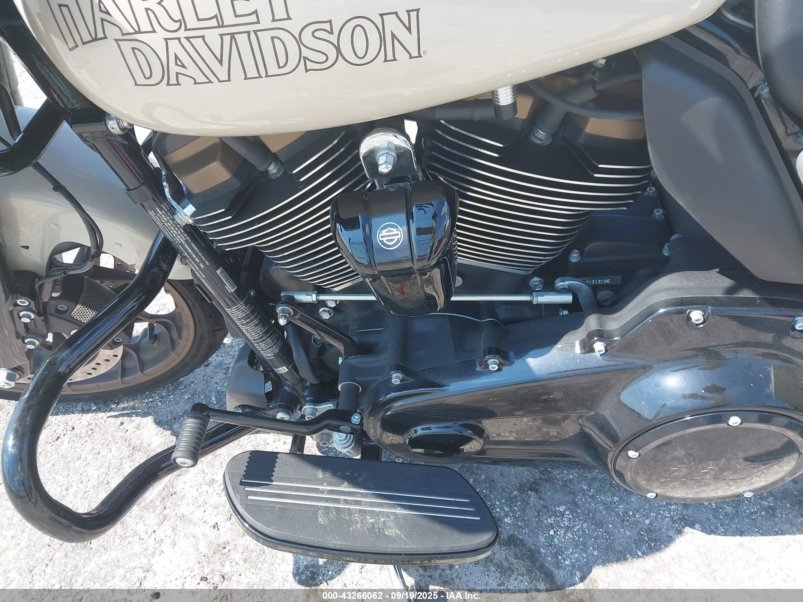 HARLEY-DAVIDSON FLTRXST image 9