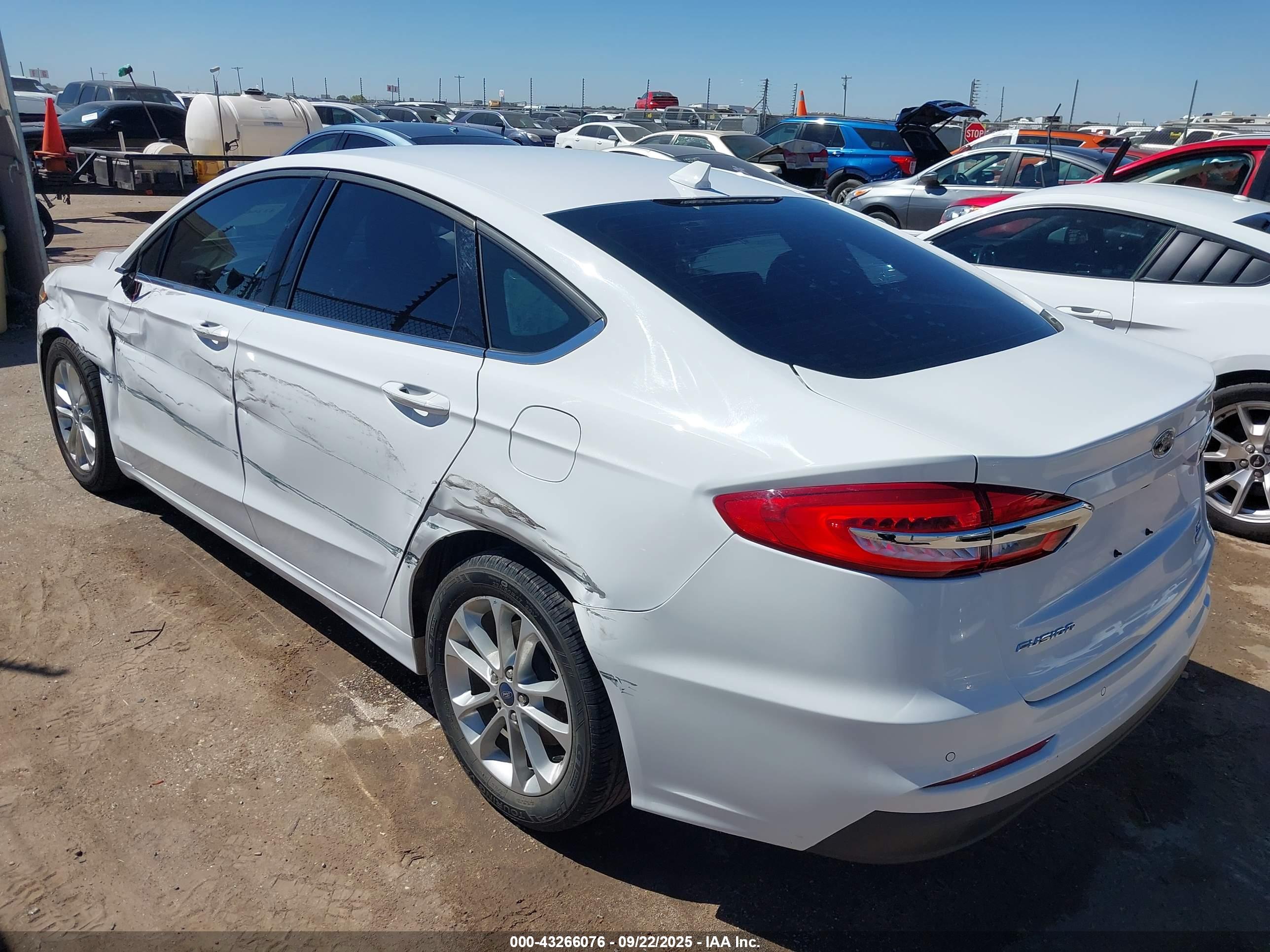 FORD FUSION image 3