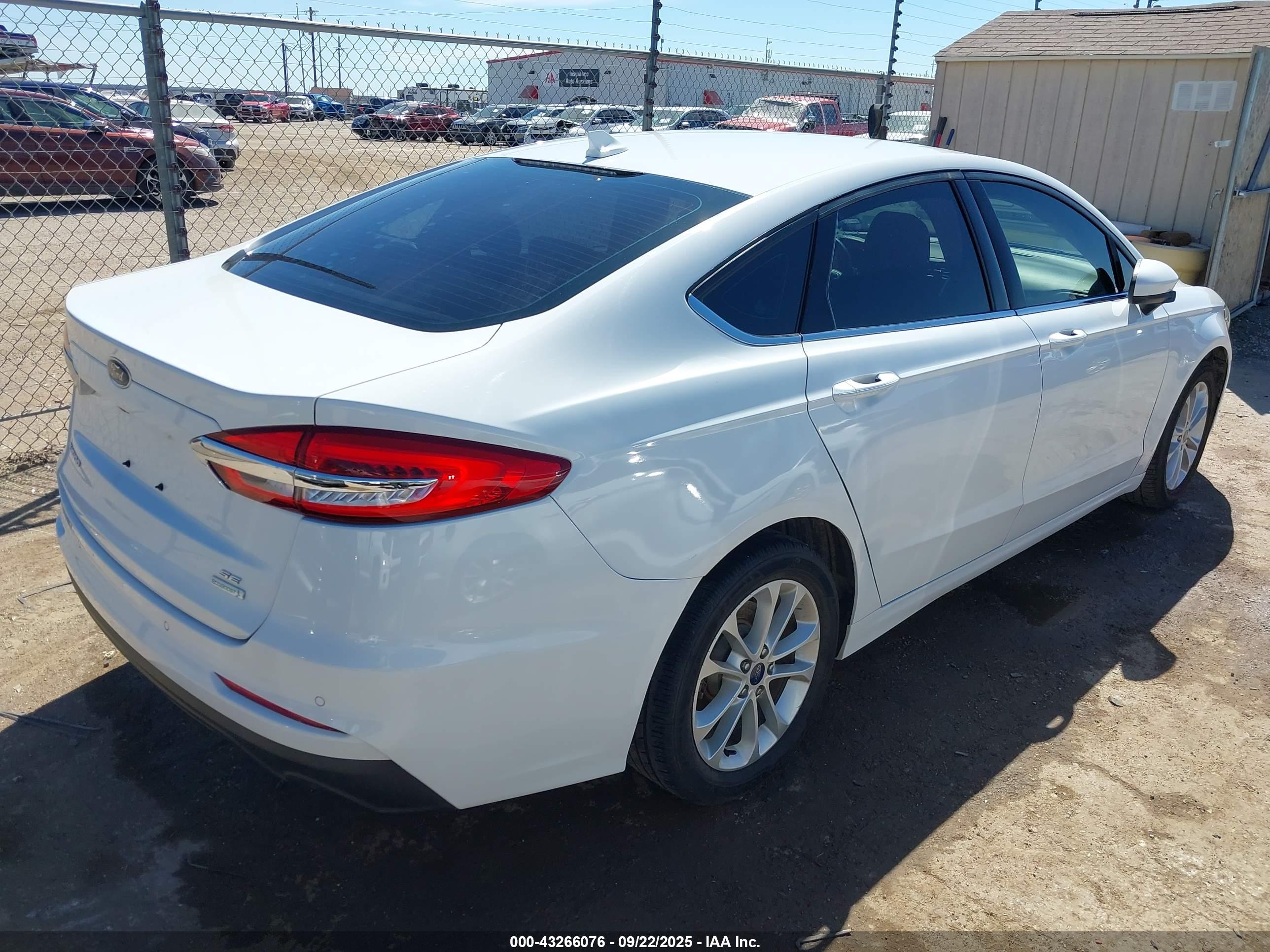 FORD FUSION image 4