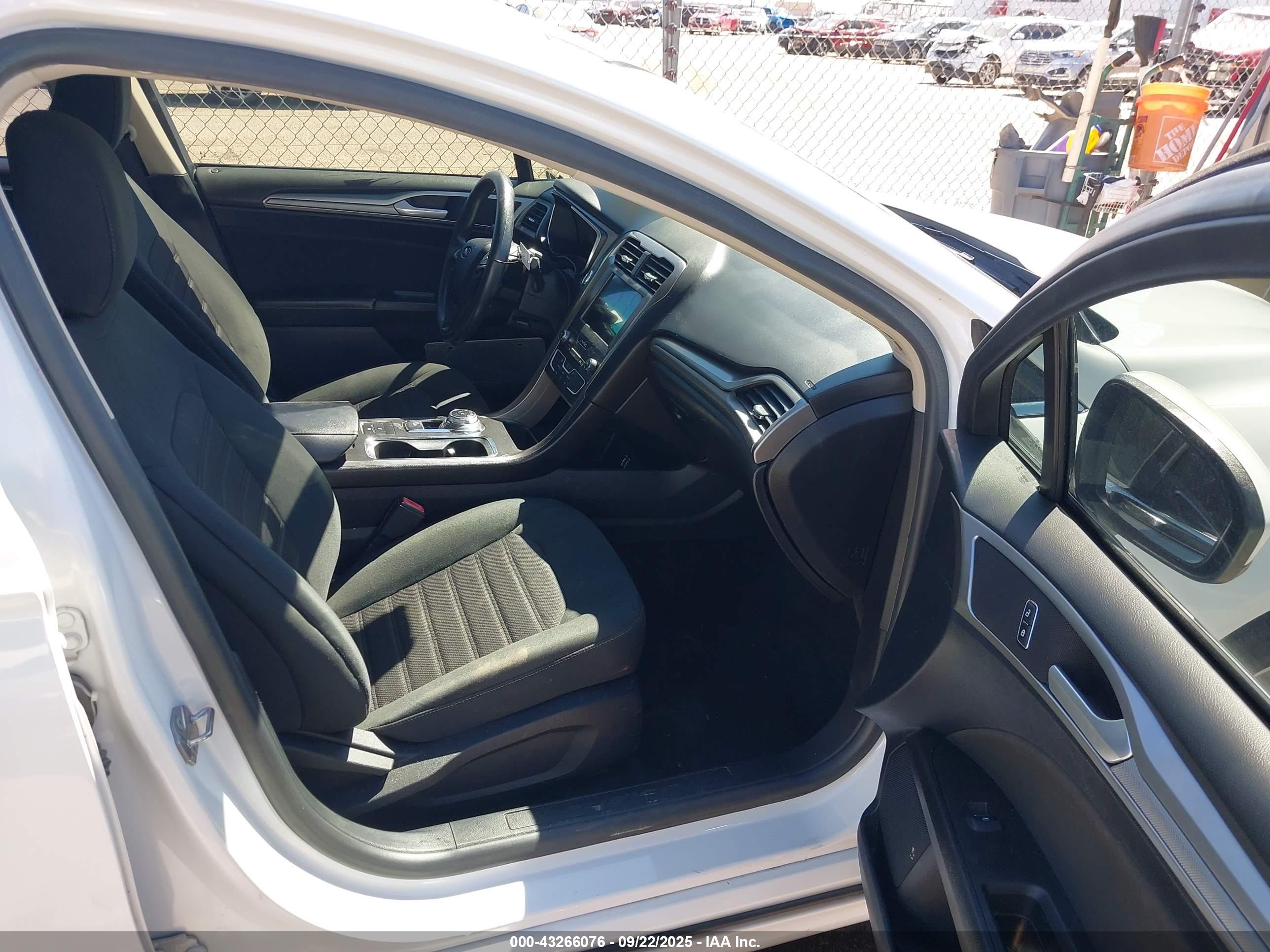 FORD FUSION image 5