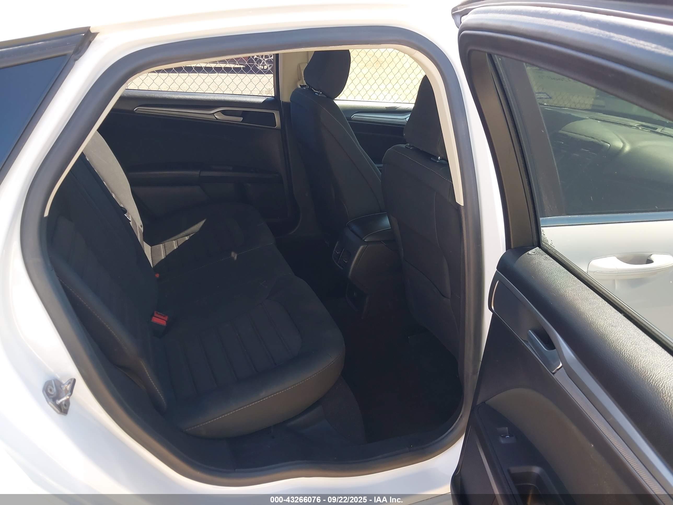 FORD FUSION image 8