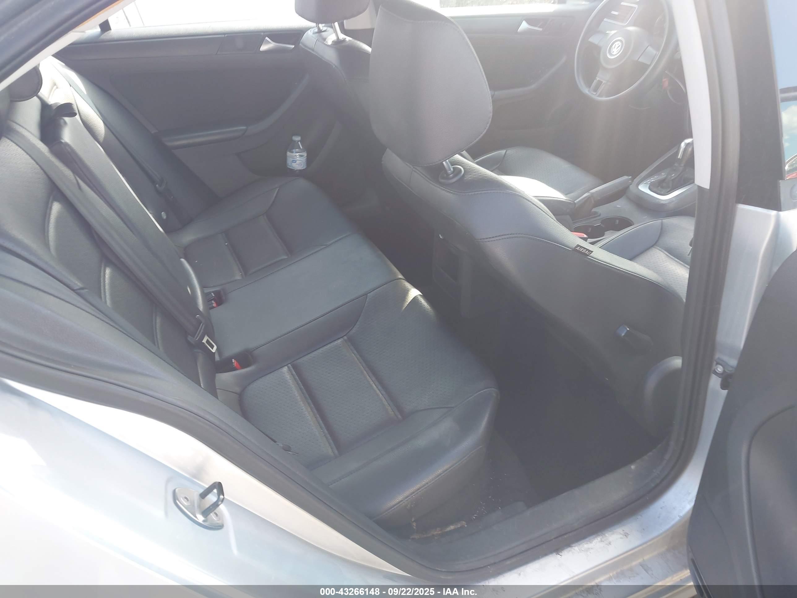 VOLKSWAGEN JETTA image 8