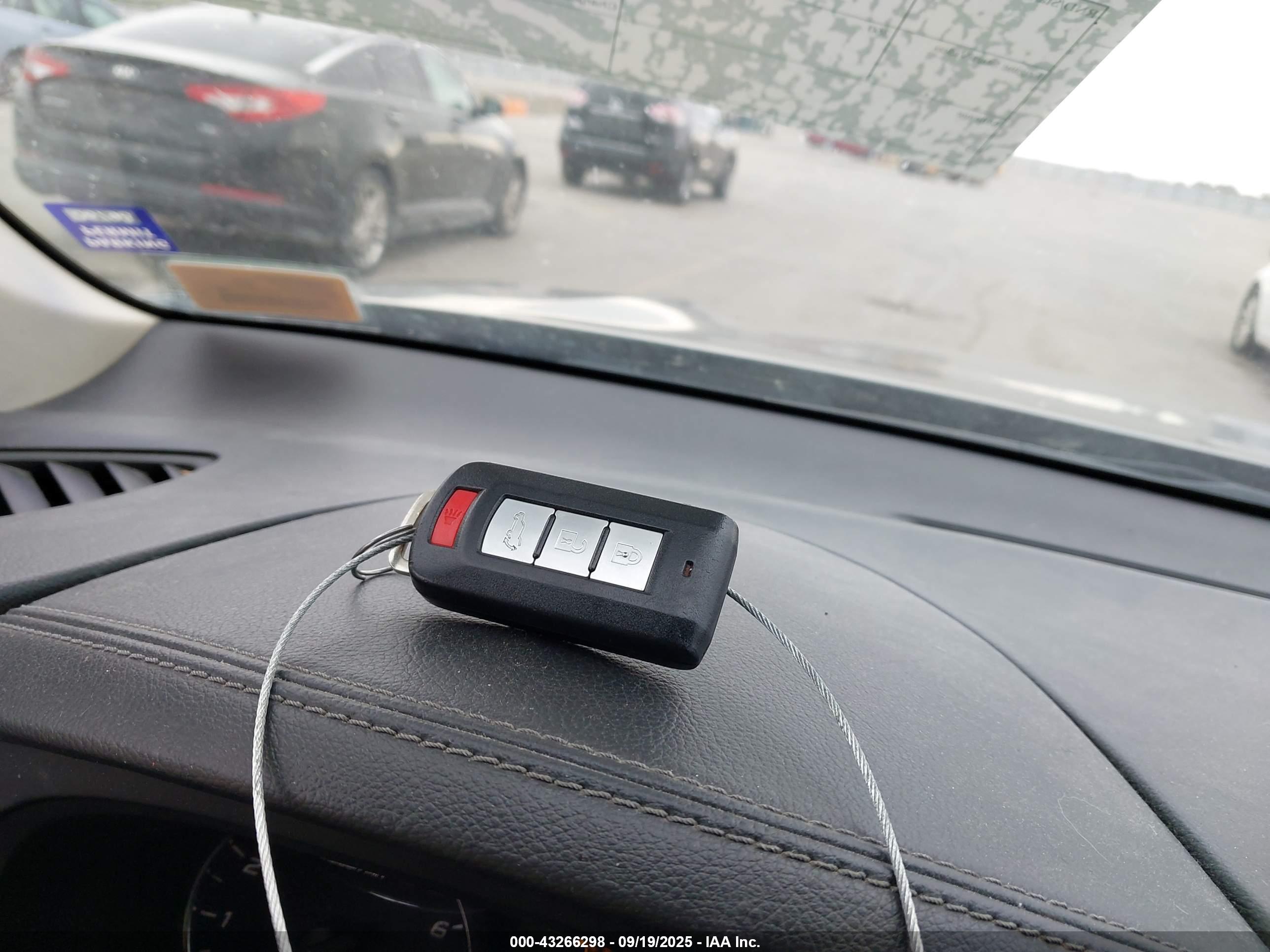 MITSUBISHI OUTLANDER image 11