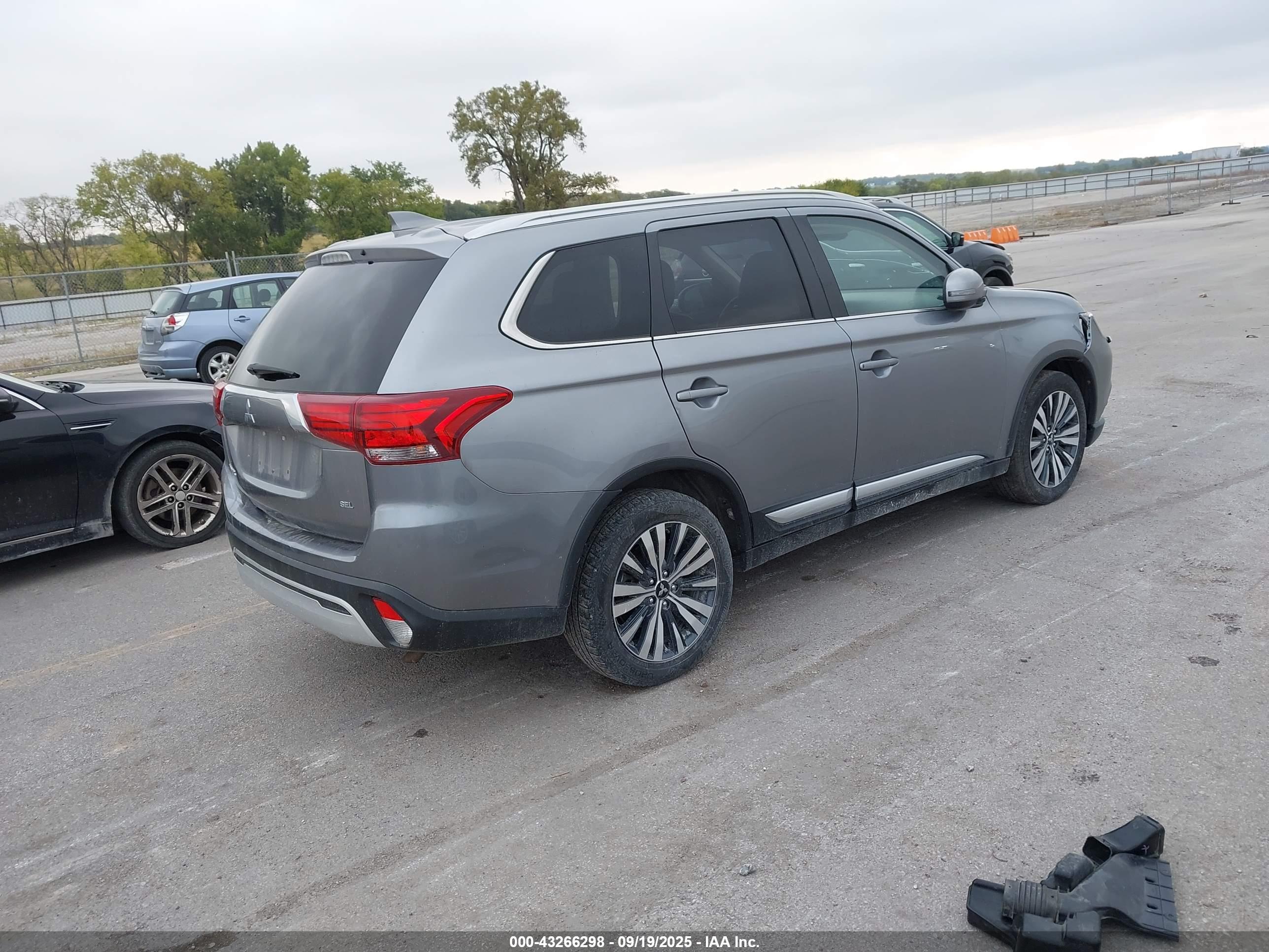 MITSUBISHI OUTLANDER image 4