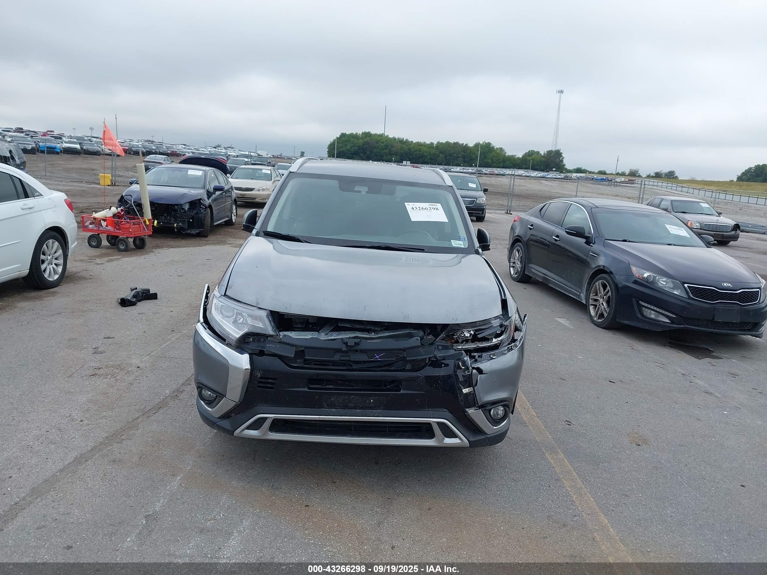 MITSUBISHI OUTLANDER image 6