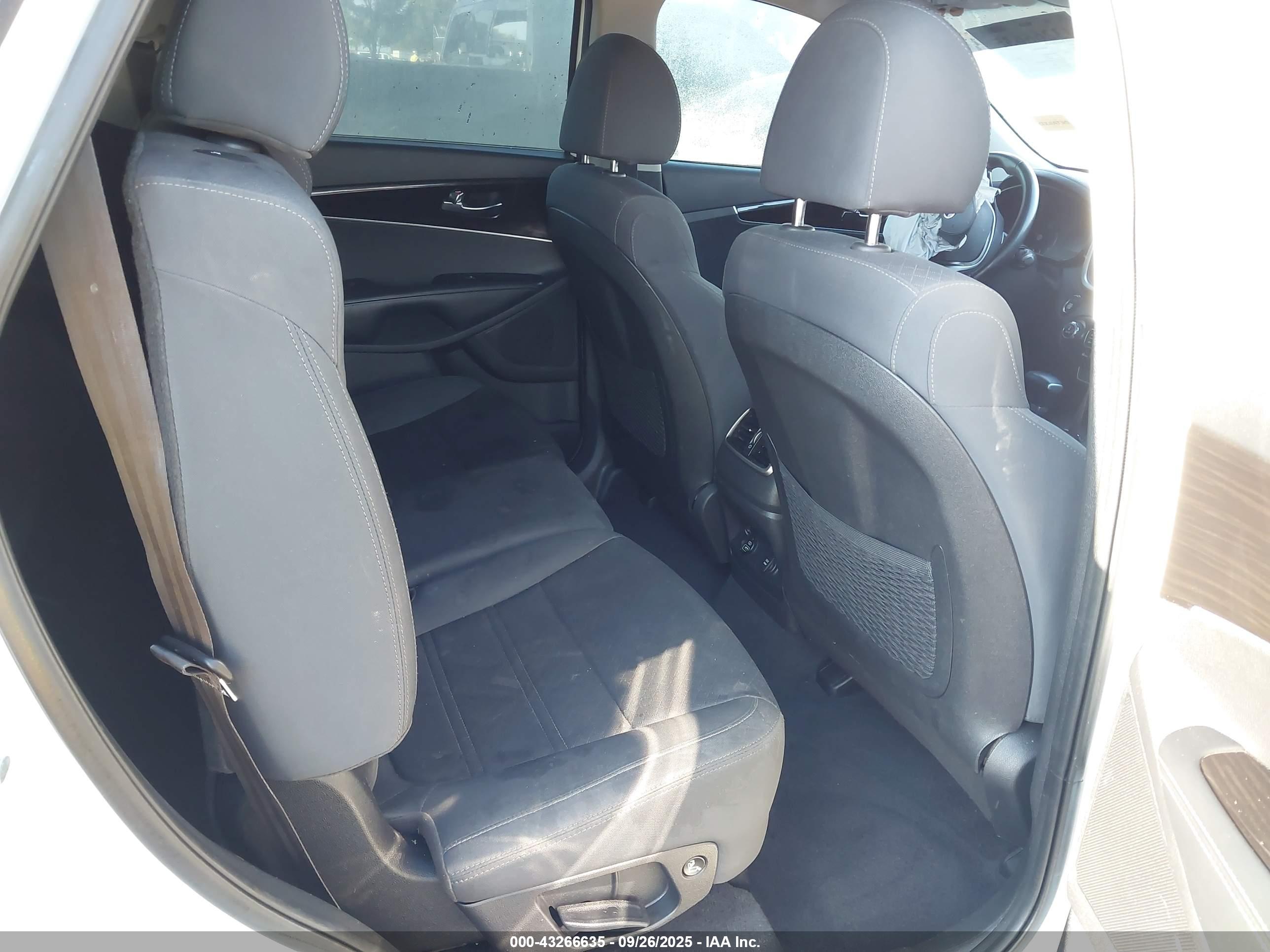 KIA SORENTO image 8