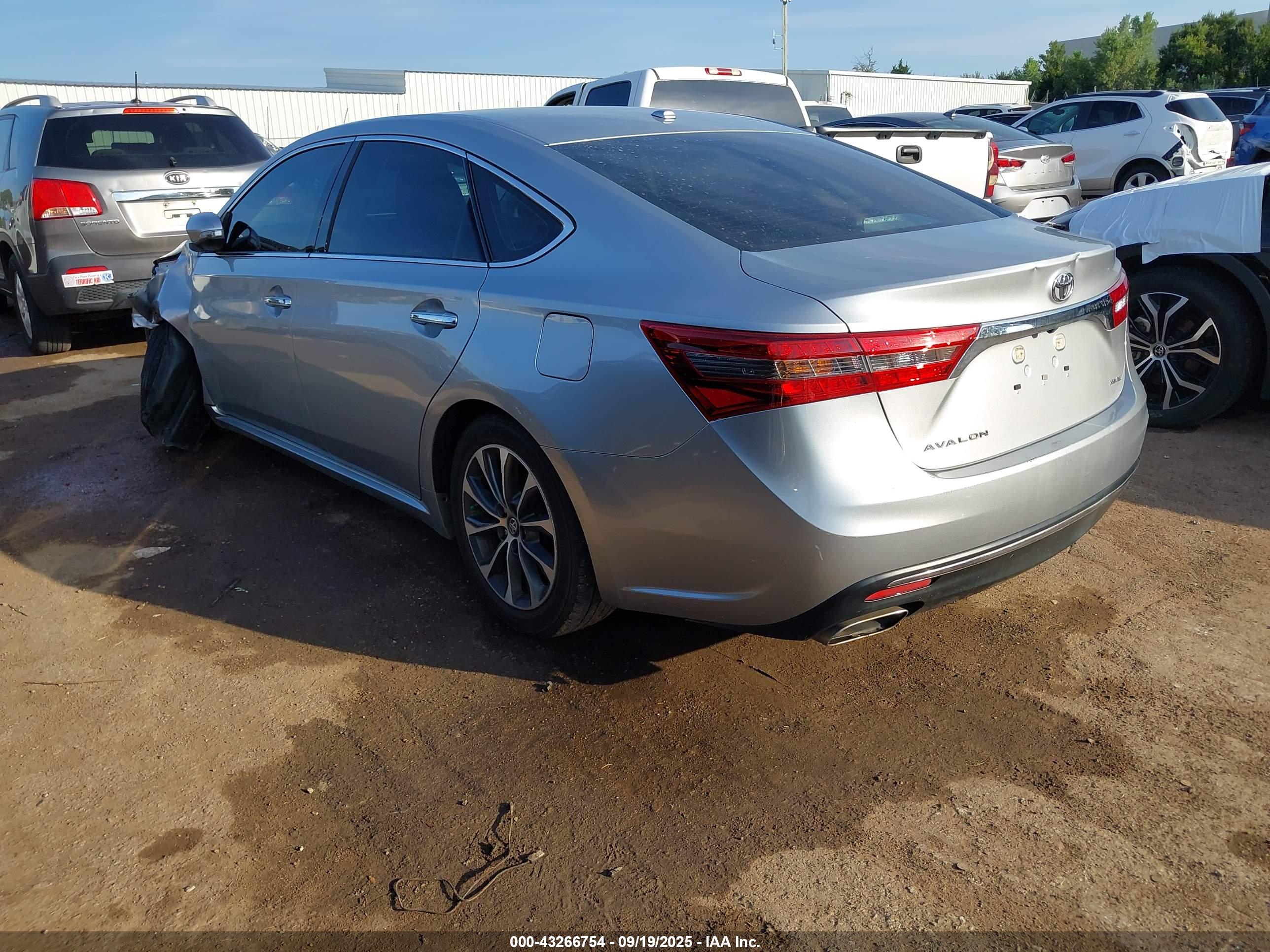 TOYOTA AVALON image 3