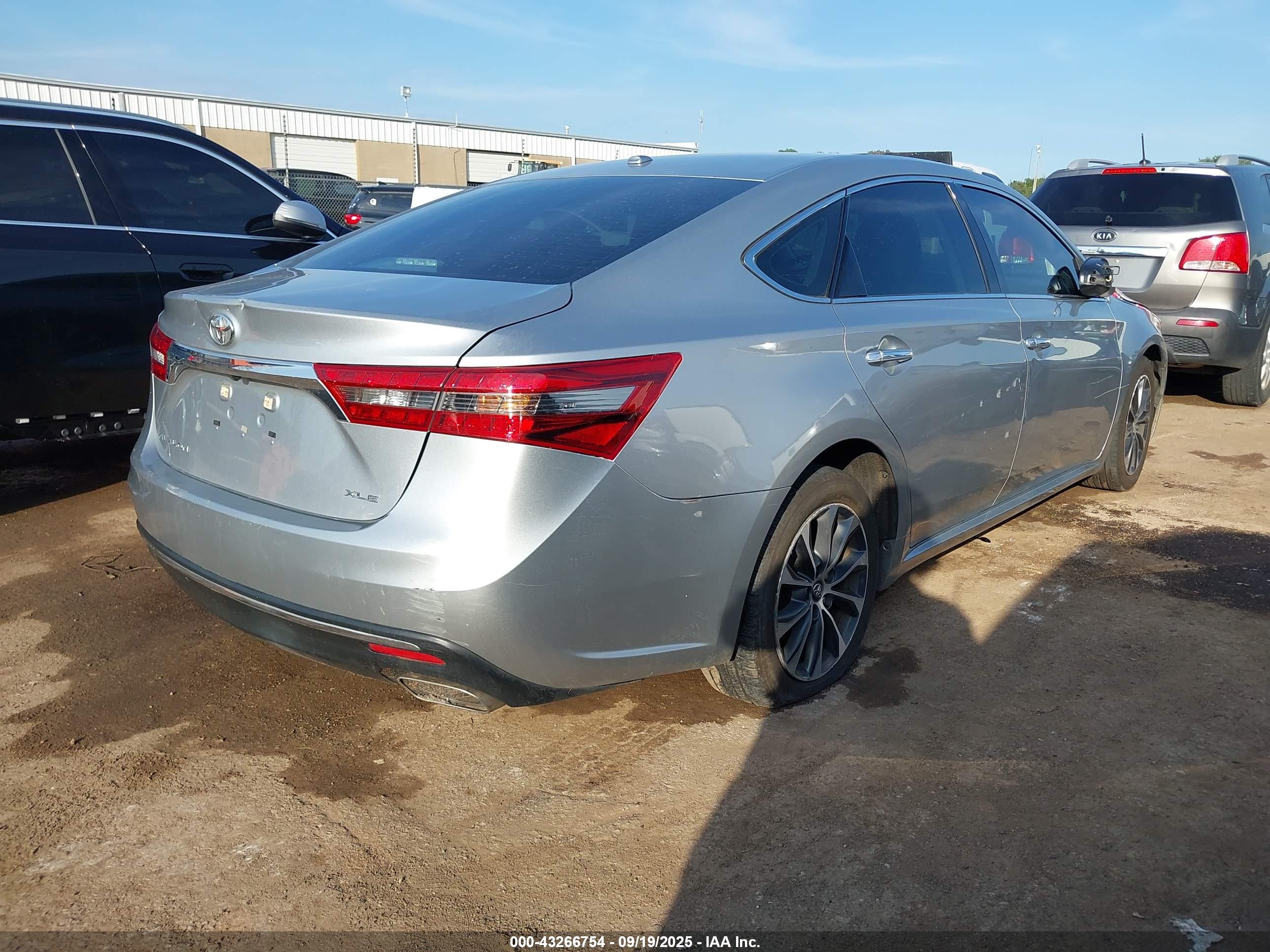 TOYOTA AVALON image 4