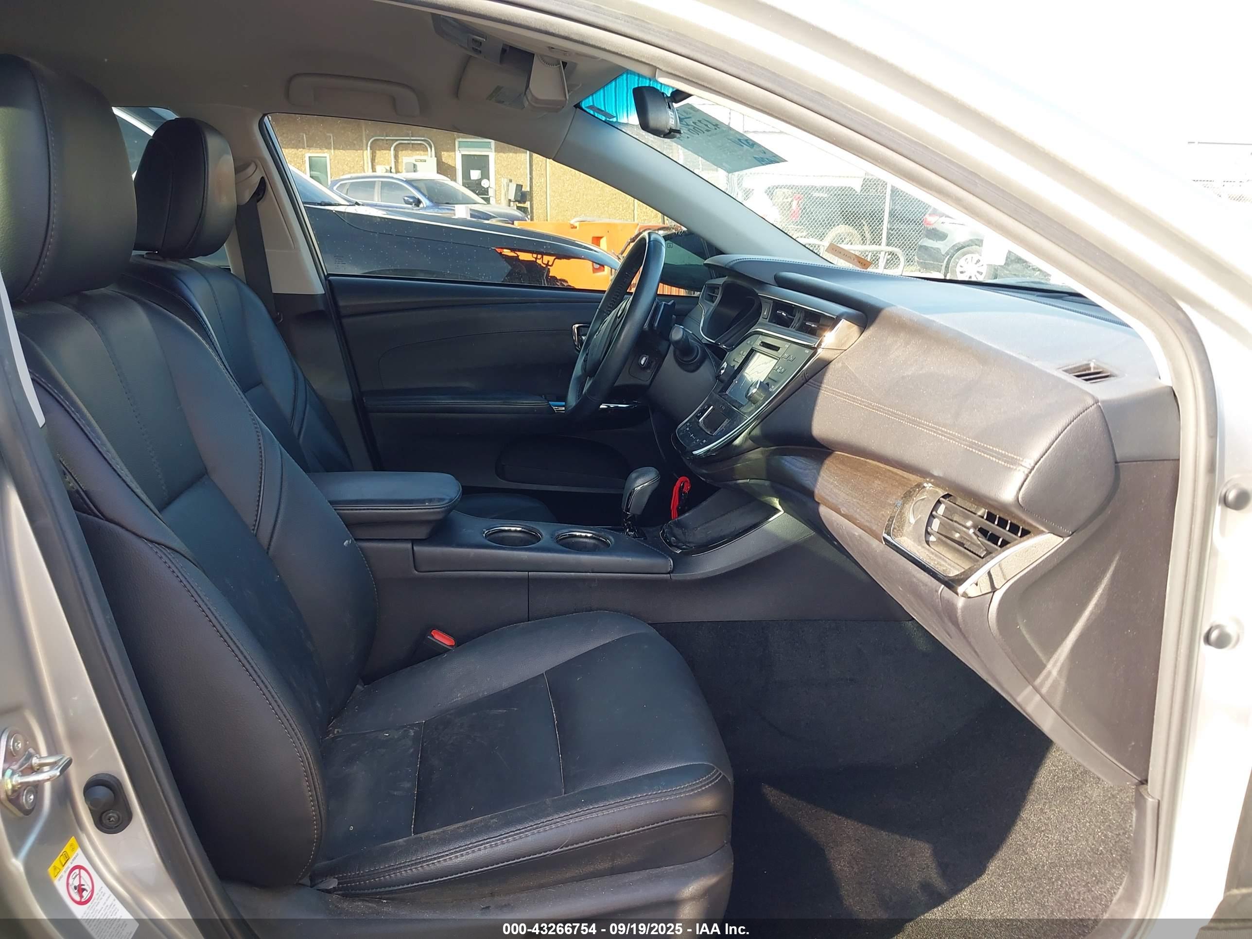 TOYOTA AVALON image 5