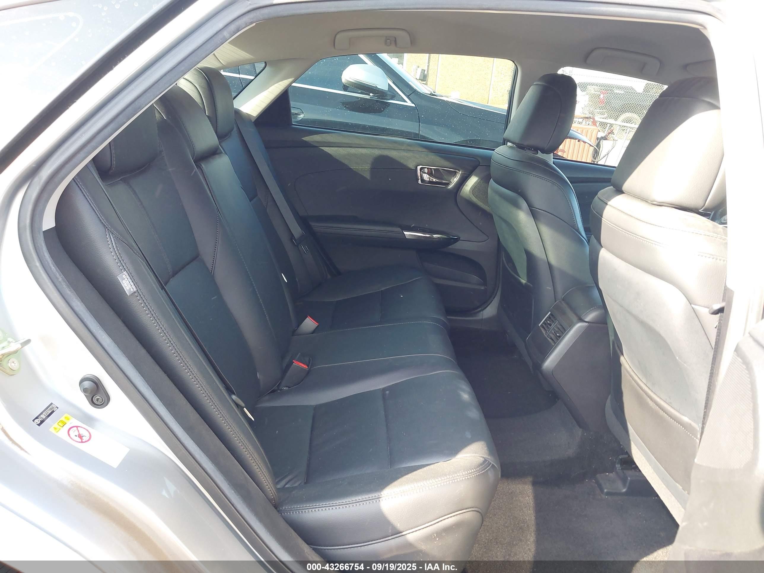 TOYOTA AVALON image 8