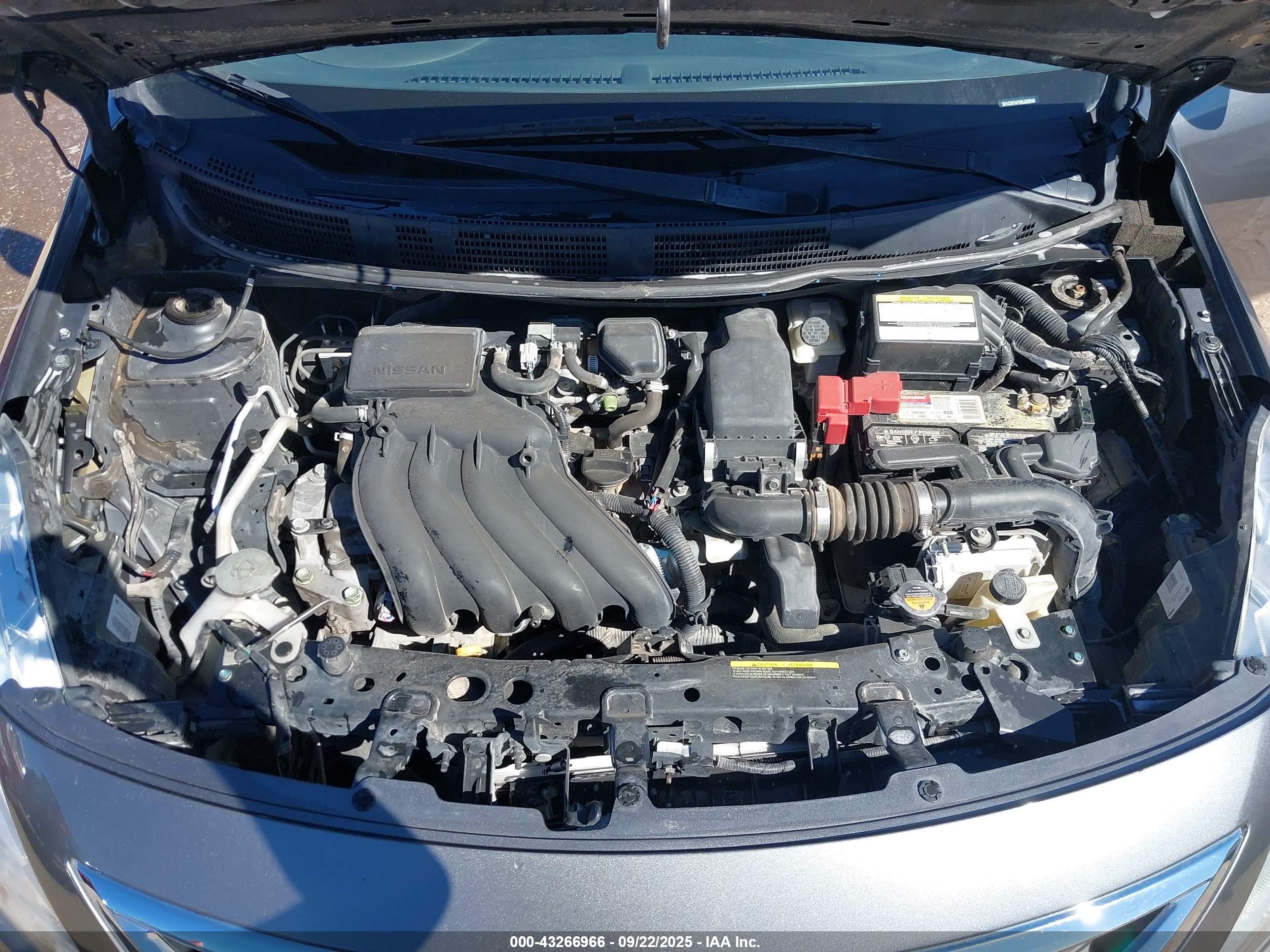 NISSAN VERSA image 10