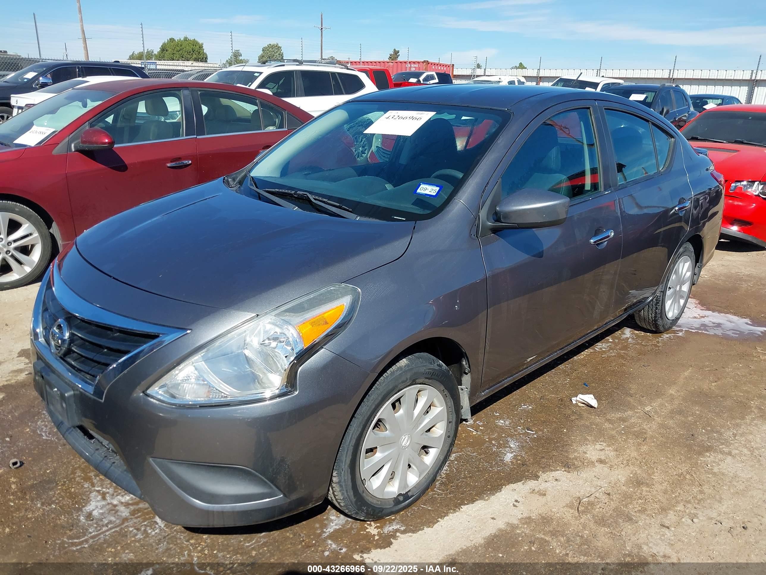 NISSAN VERSA image 2