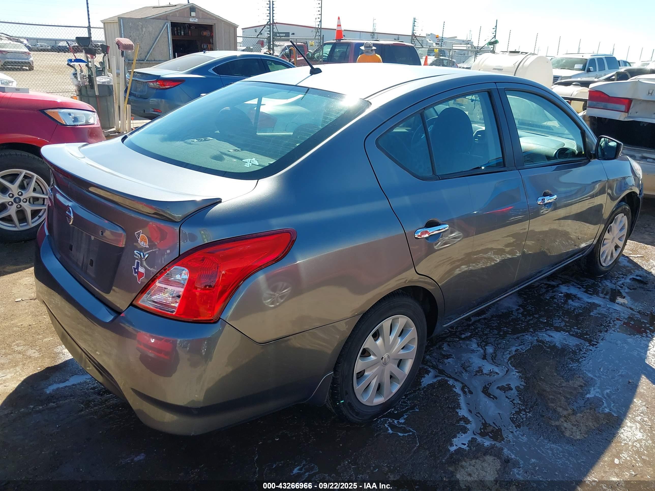 NISSAN VERSA image 4