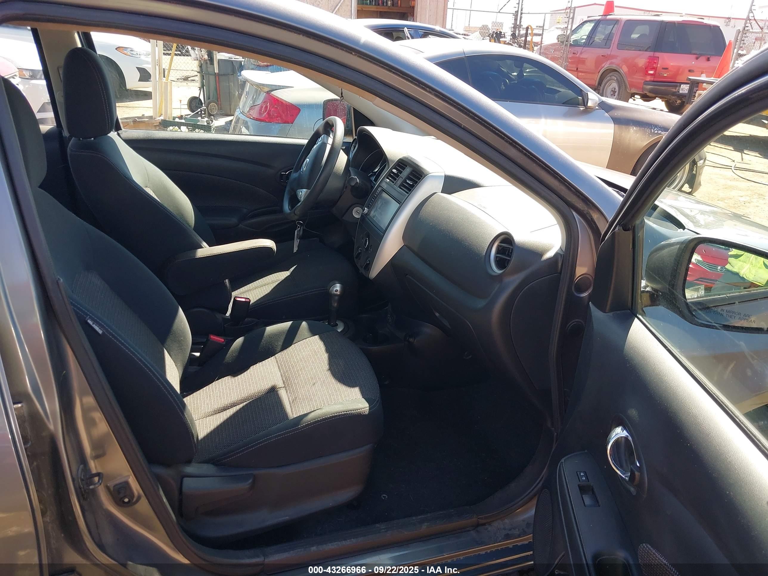 NISSAN VERSA image 5
