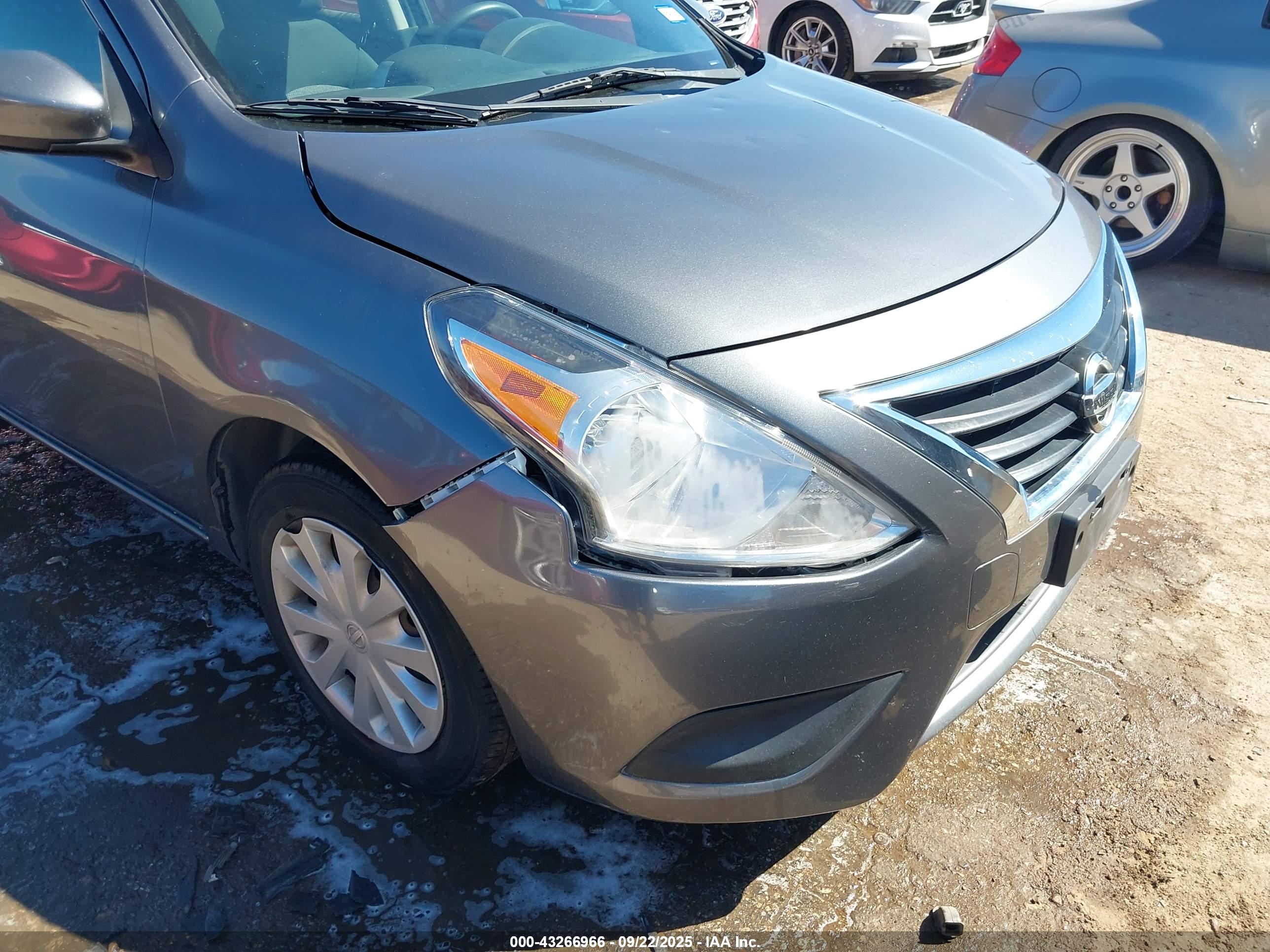 NISSAN VERSA image 6