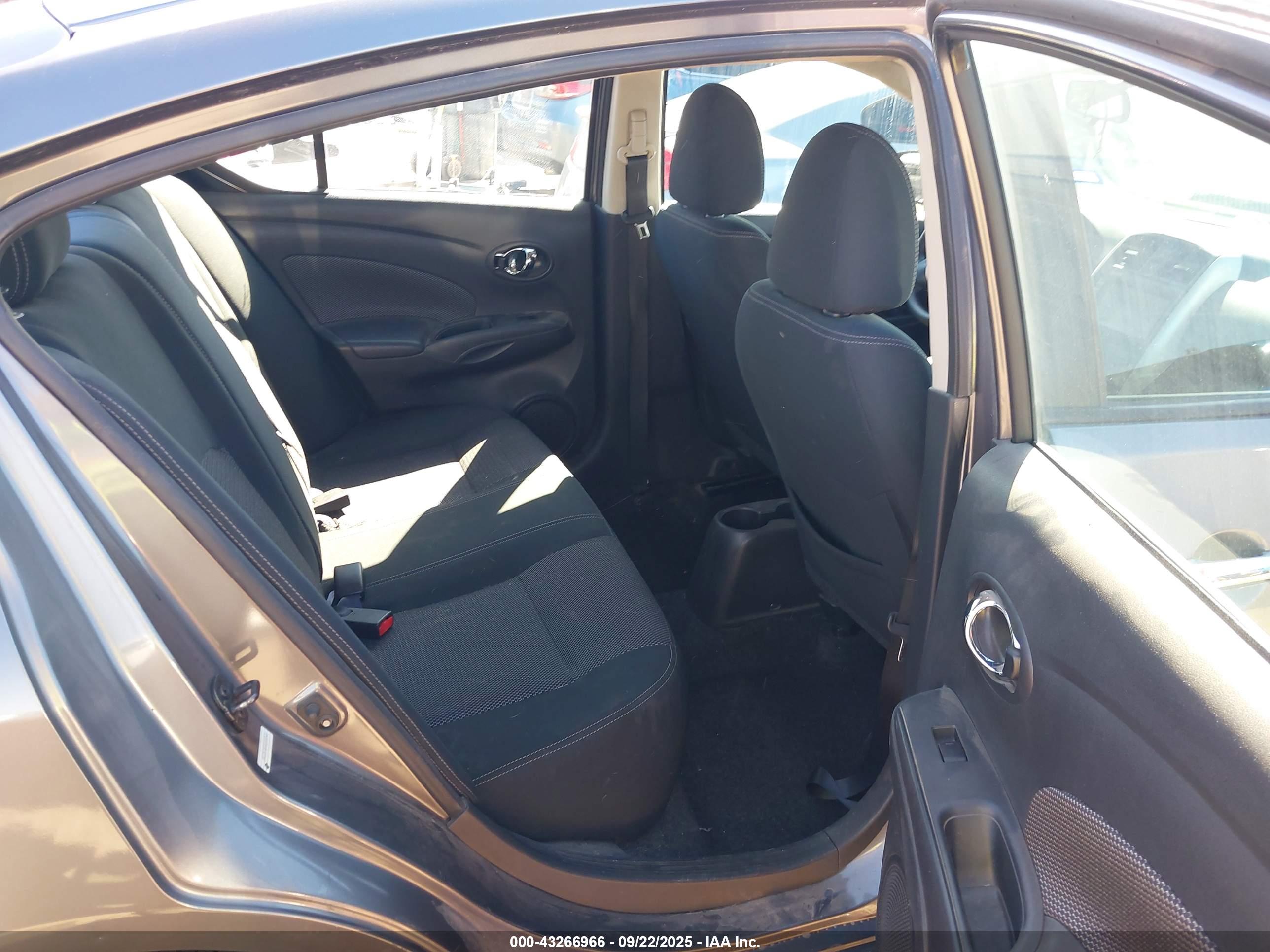 NISSAN VERSA image 8