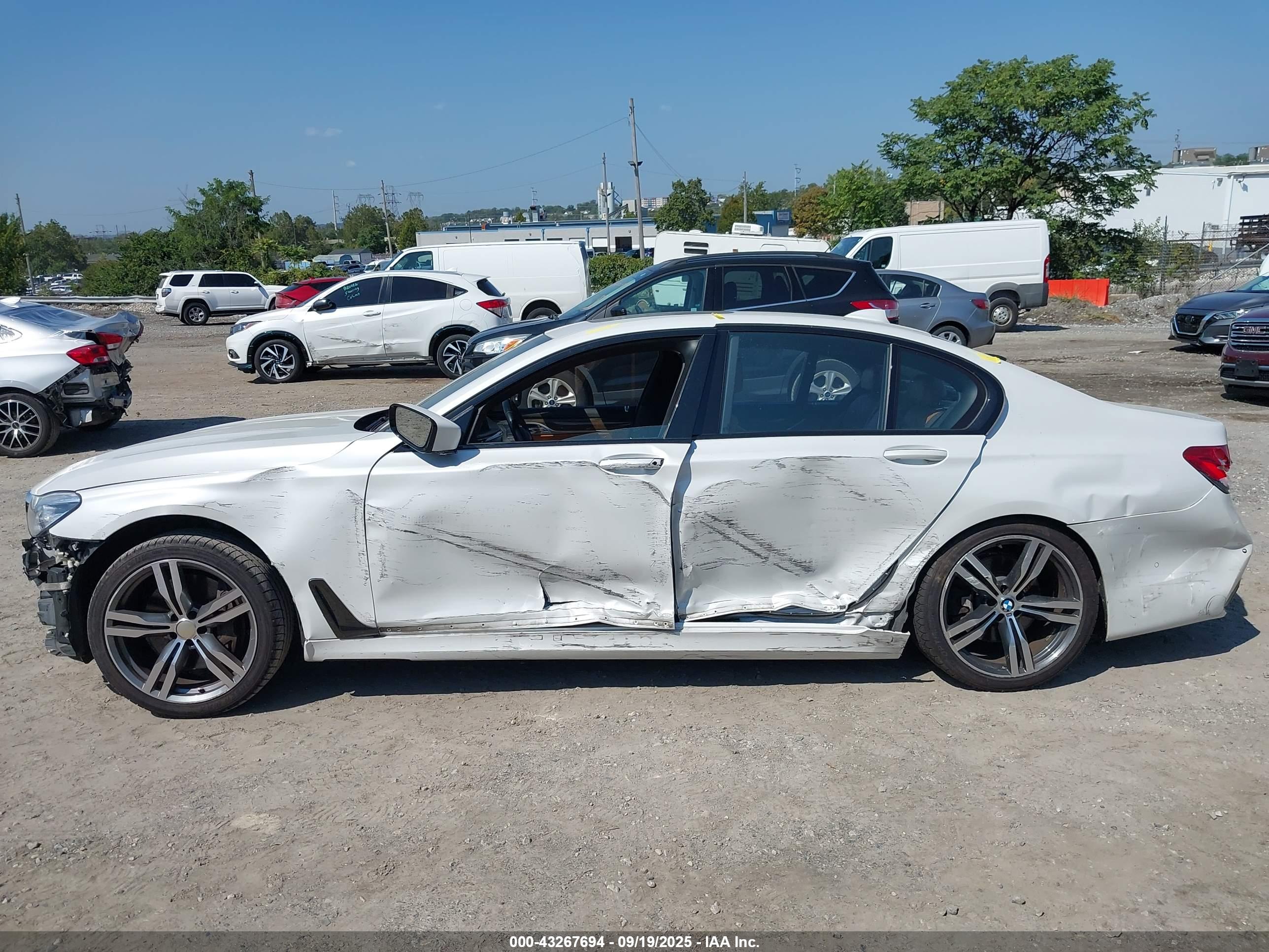 BMW 750I image 6