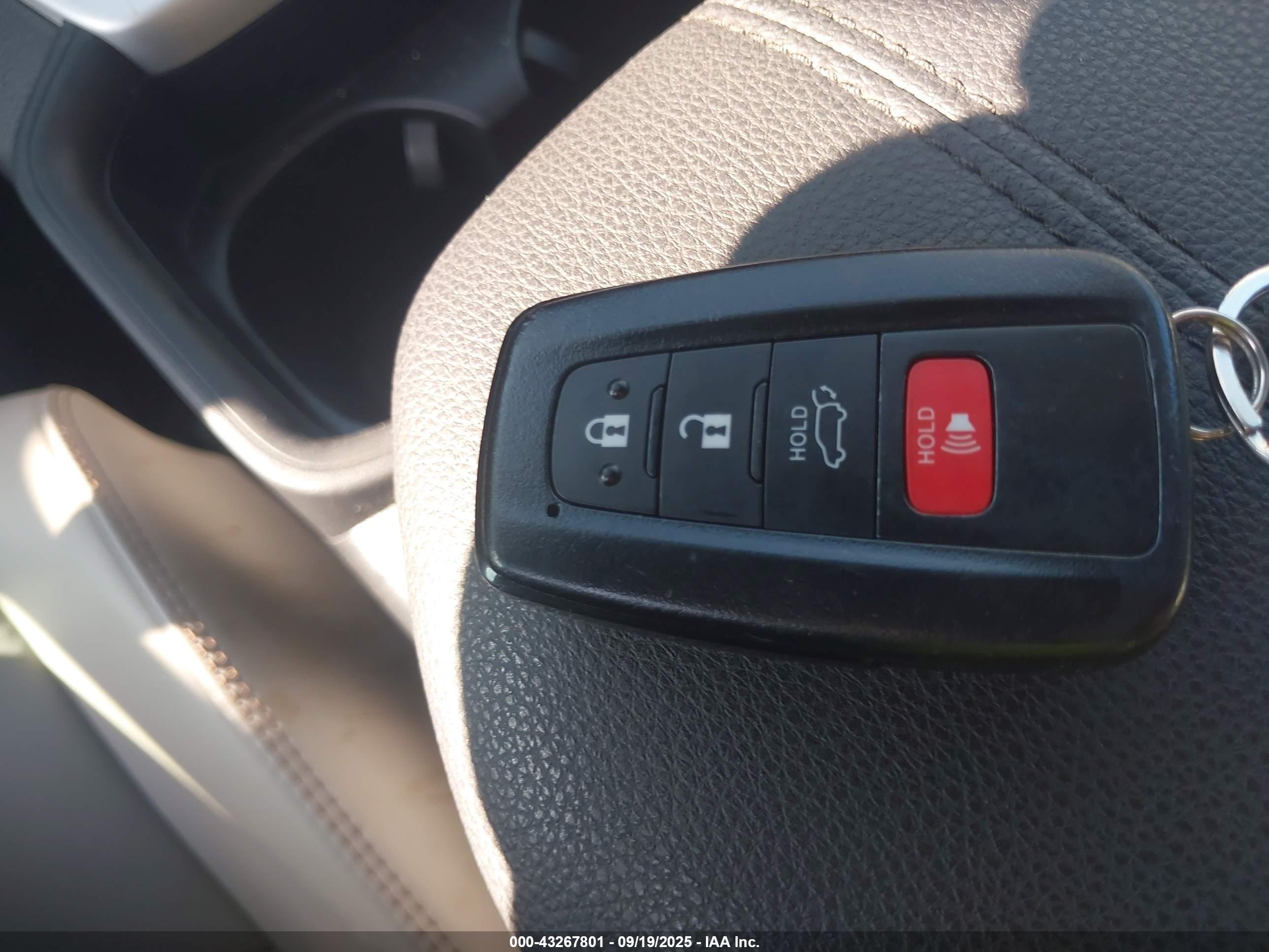 TOYOTA RAV4 image 11