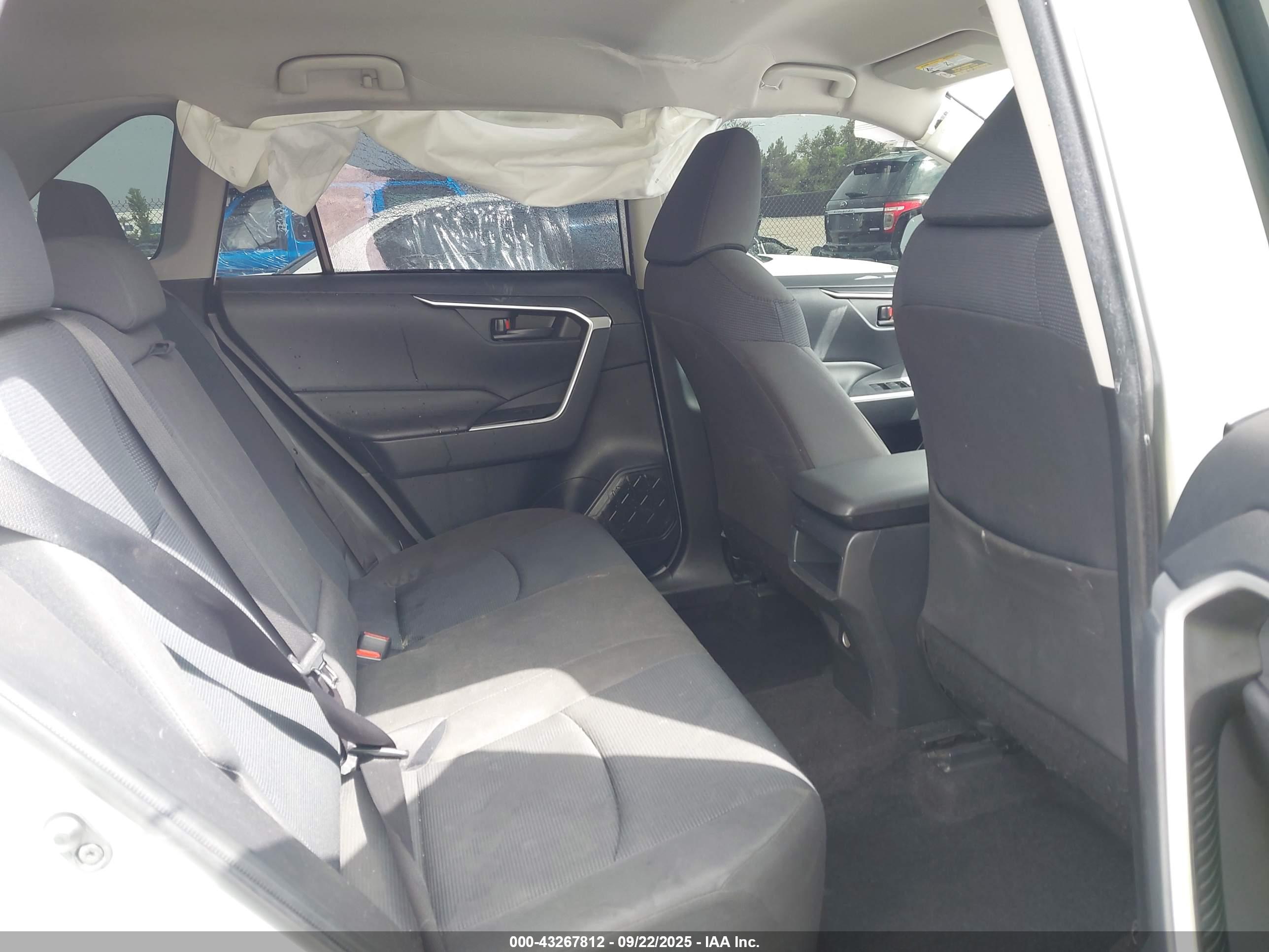 TOYOTA RAV4 image 8