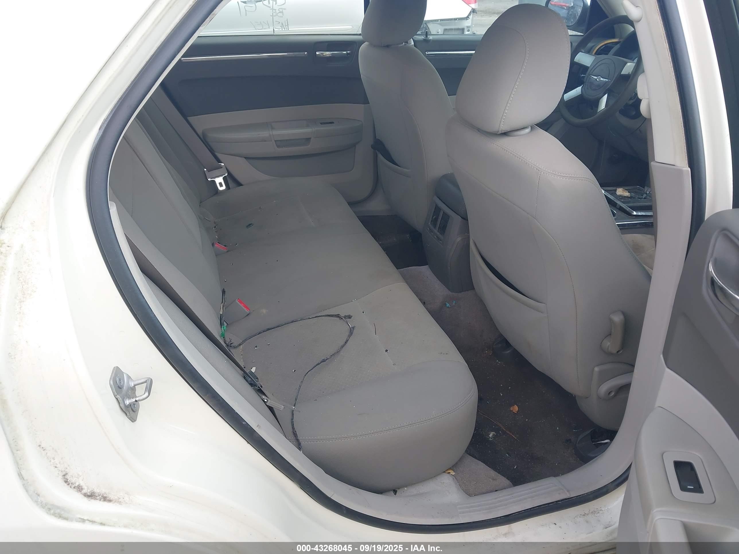 CHRYSLER 300 image 8
