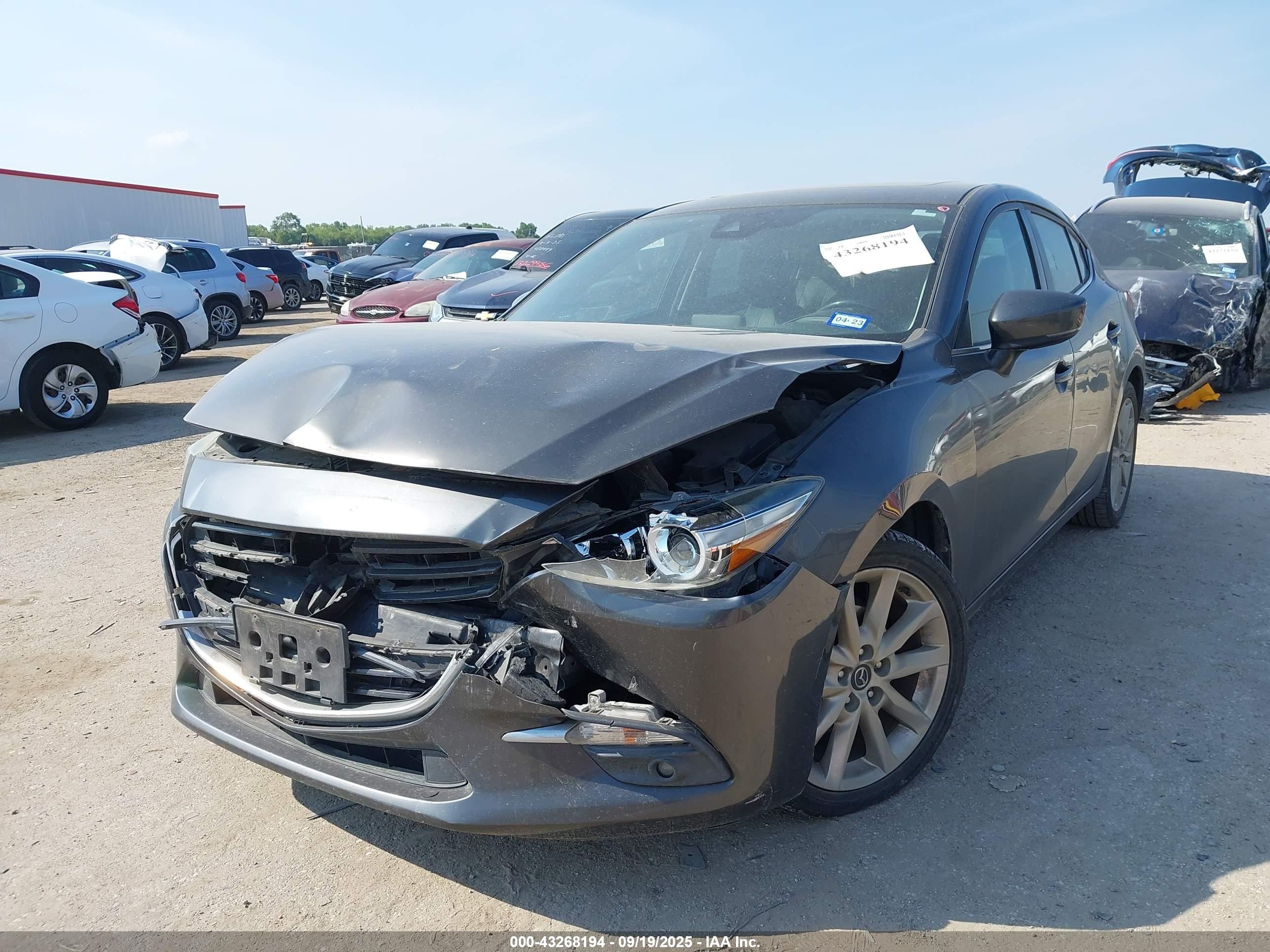 MAZDA MAZDA3 image 2