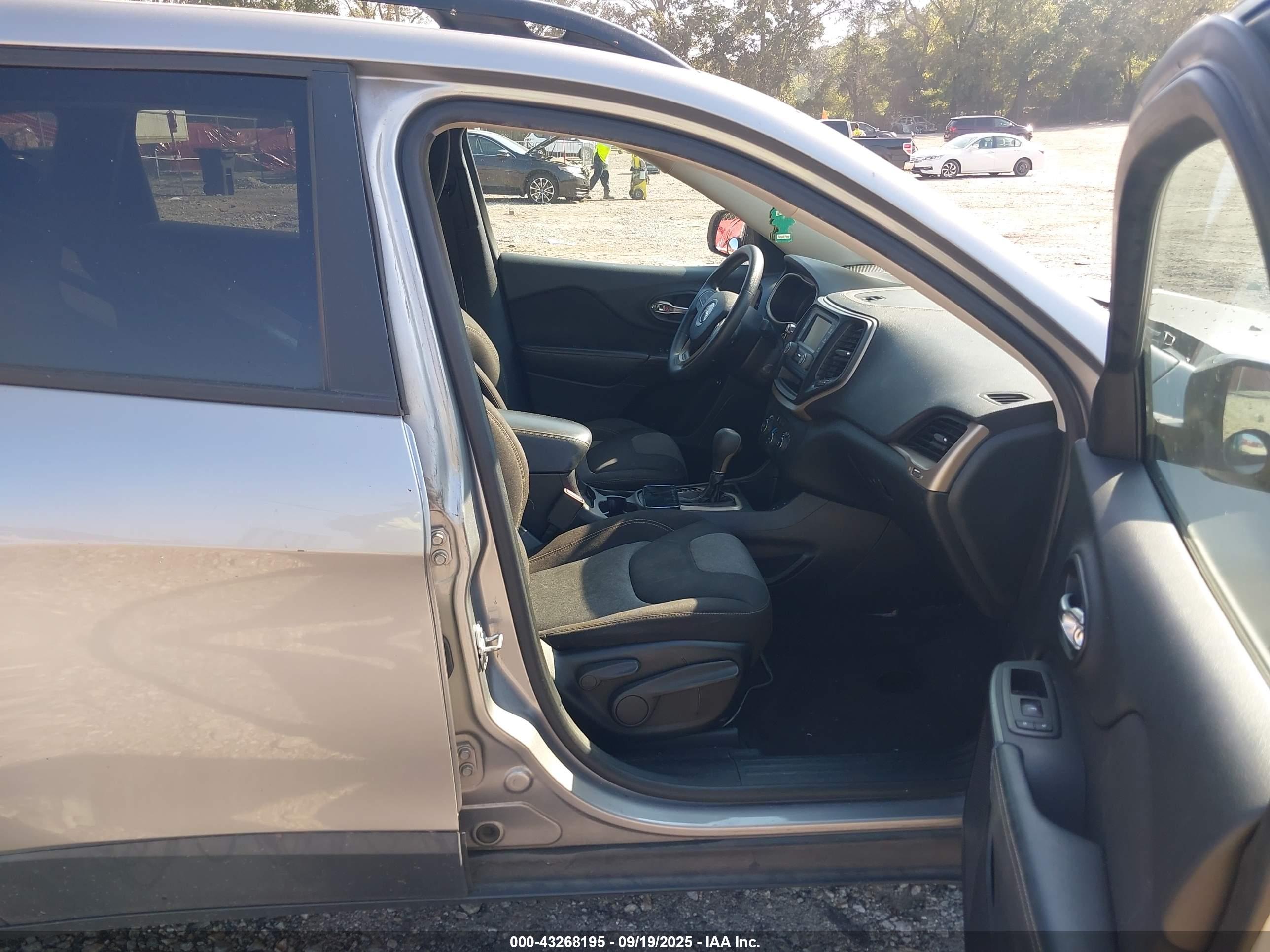 JEEP CHEROKEE image 5