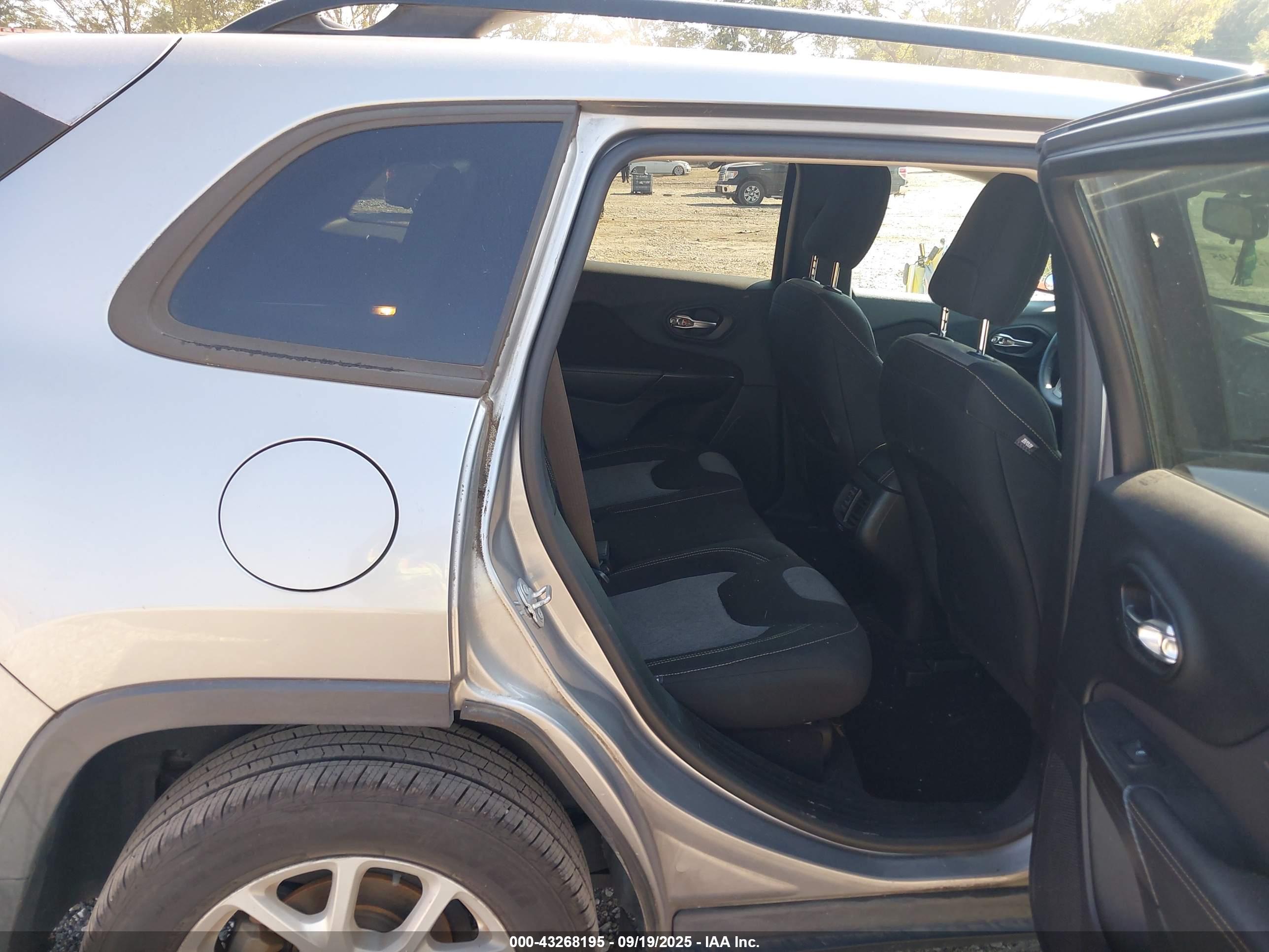 JEEP CHEROKEE image 8