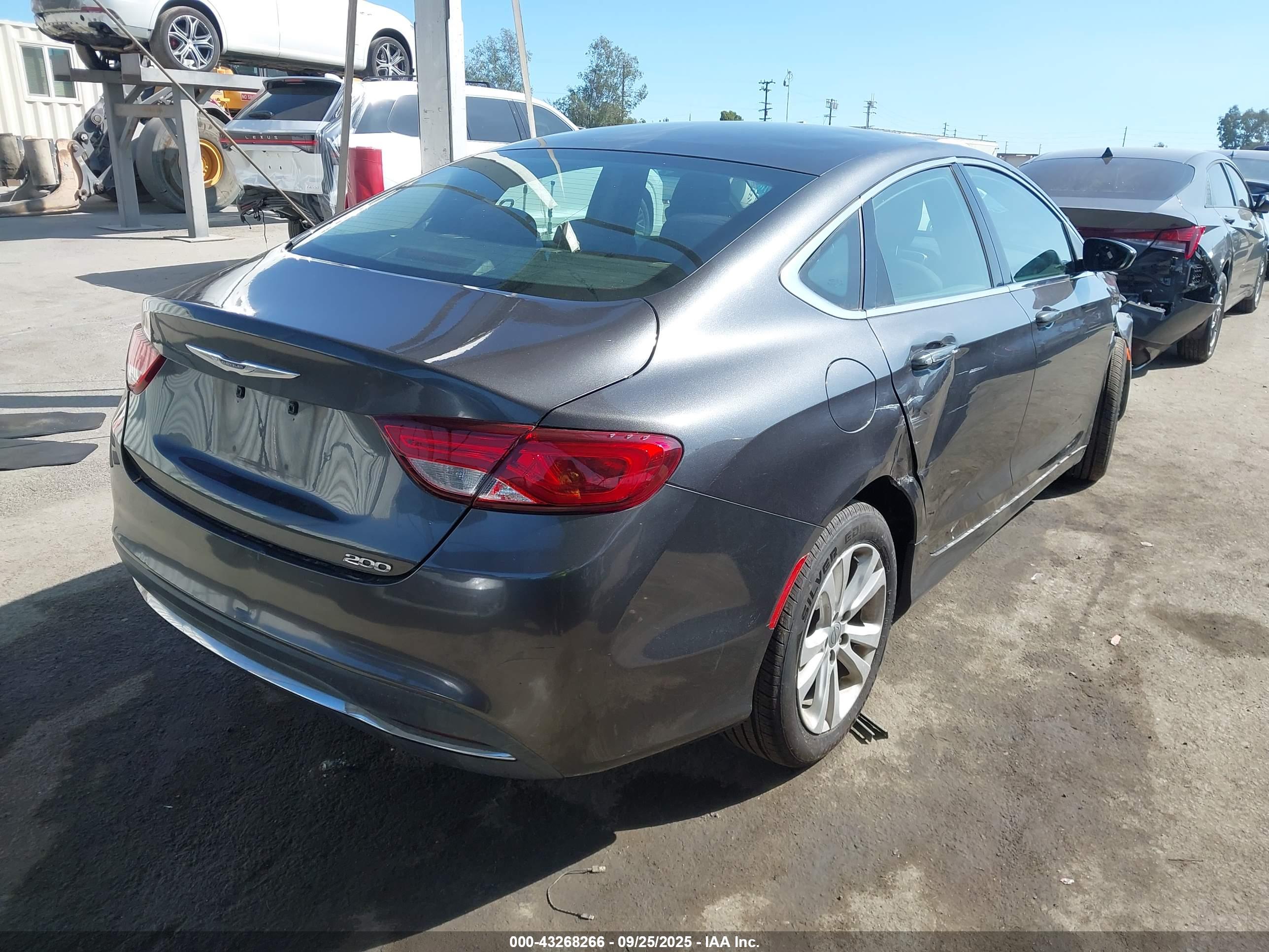 CHRYSLER 200 image 4