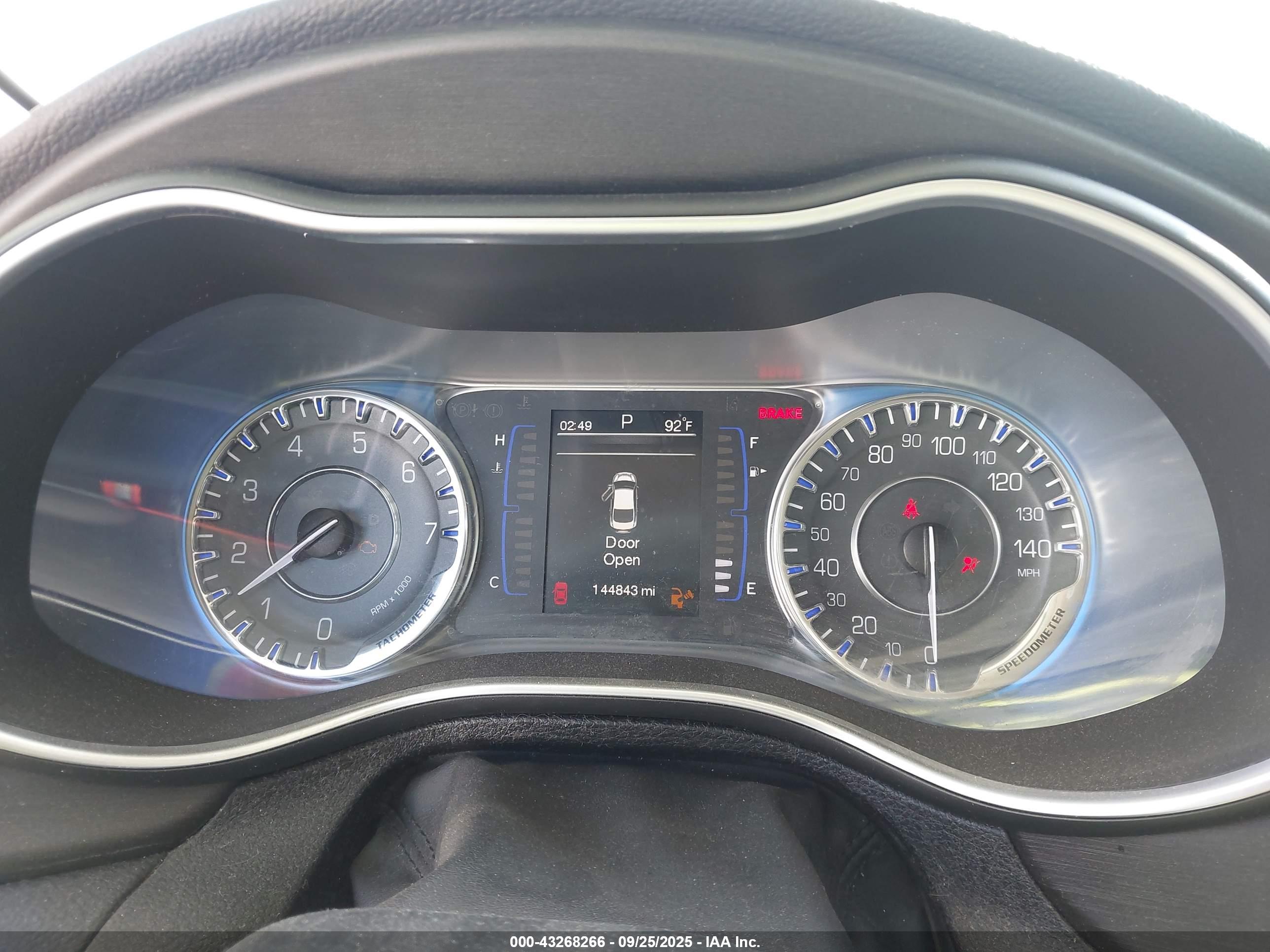 CHRYSLER 200 image 7