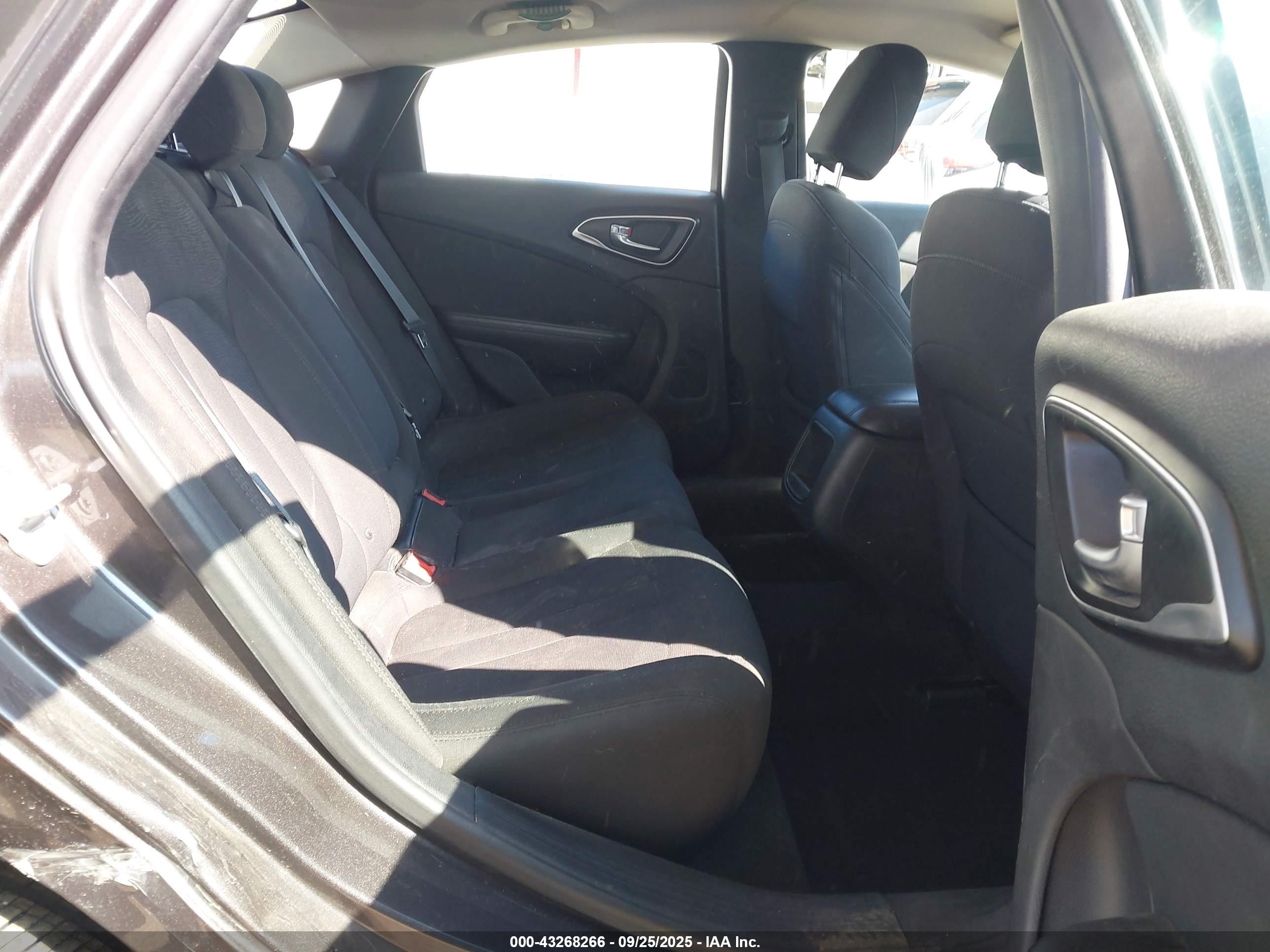 CHRYSLER 200 image 8