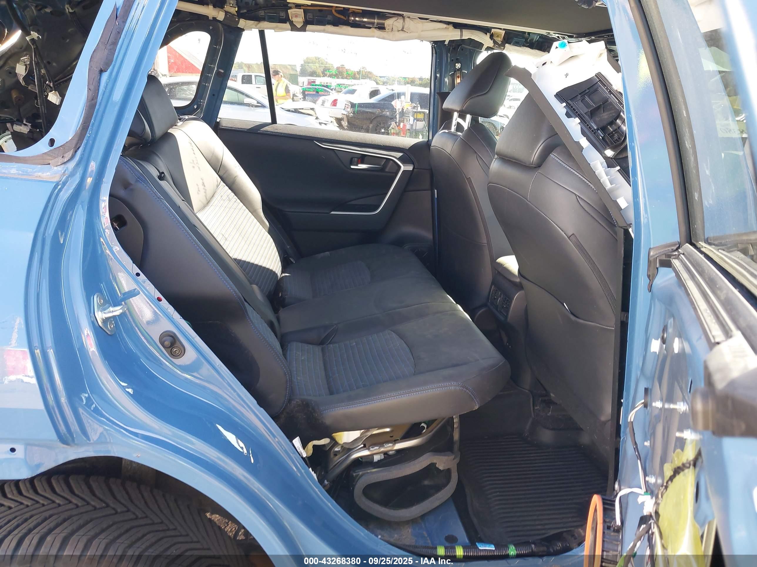 TOYOTA RAV4 image 8