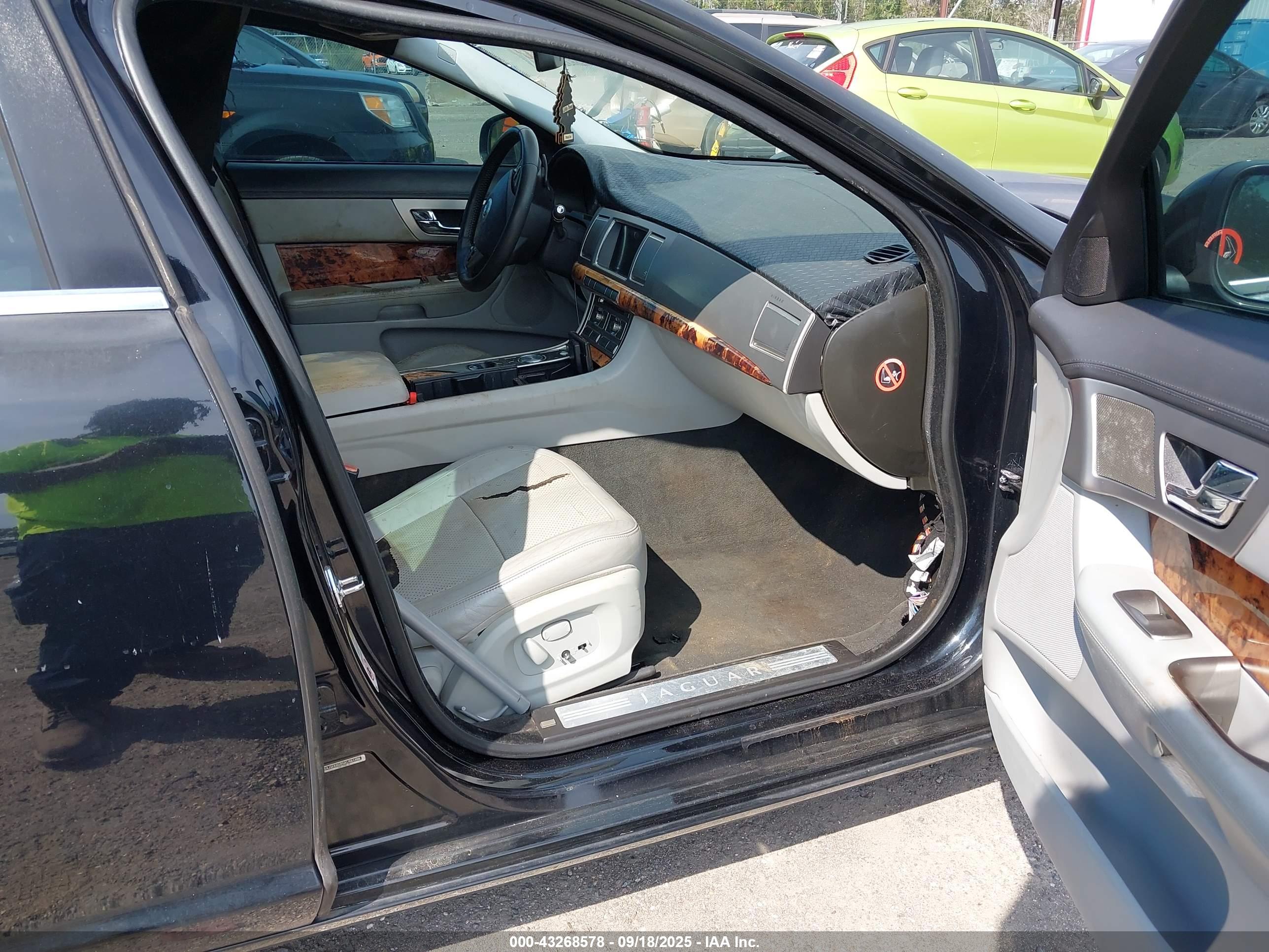 JAGUAR XF image 5