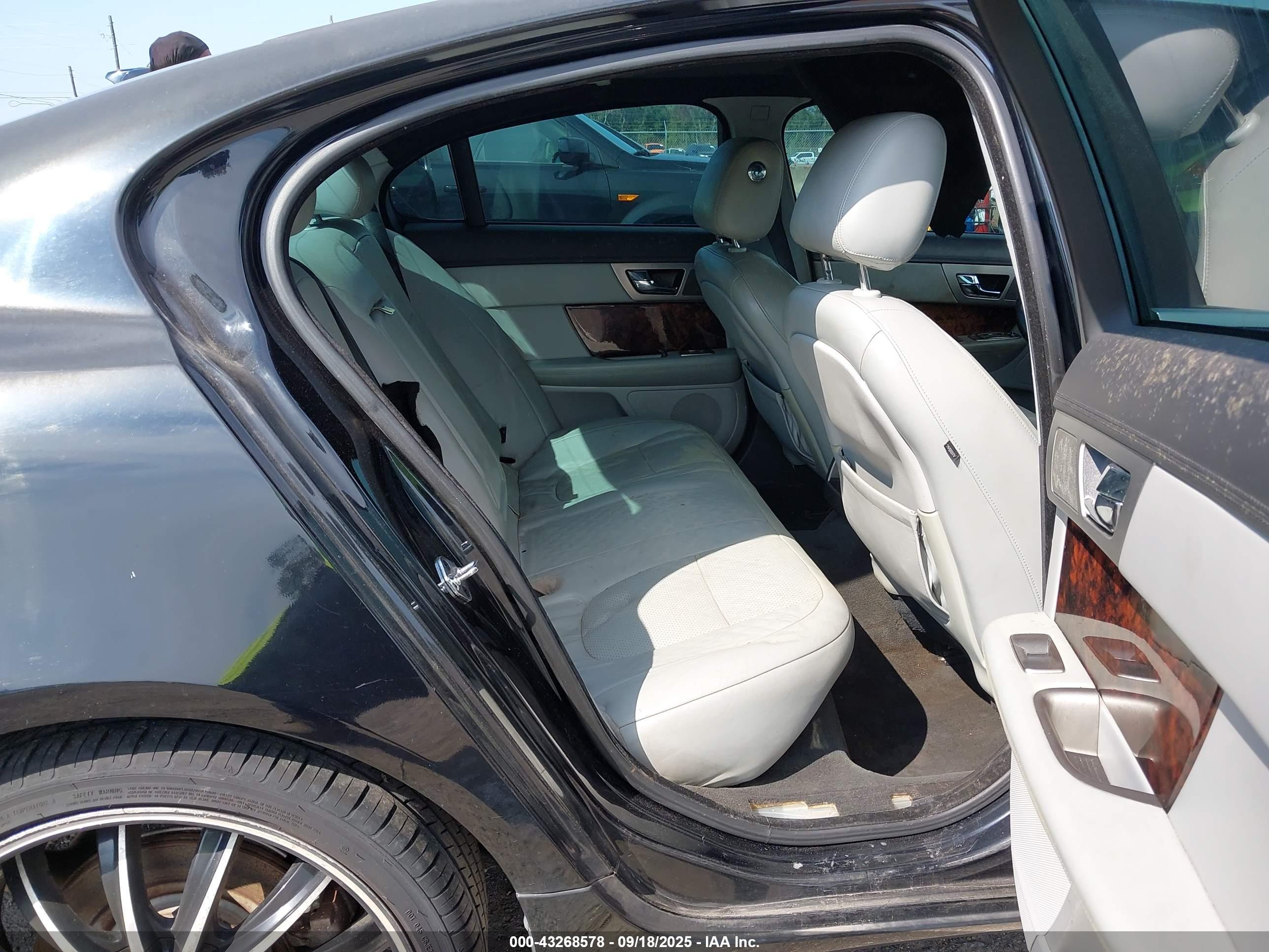 JAGUAR XF image 8