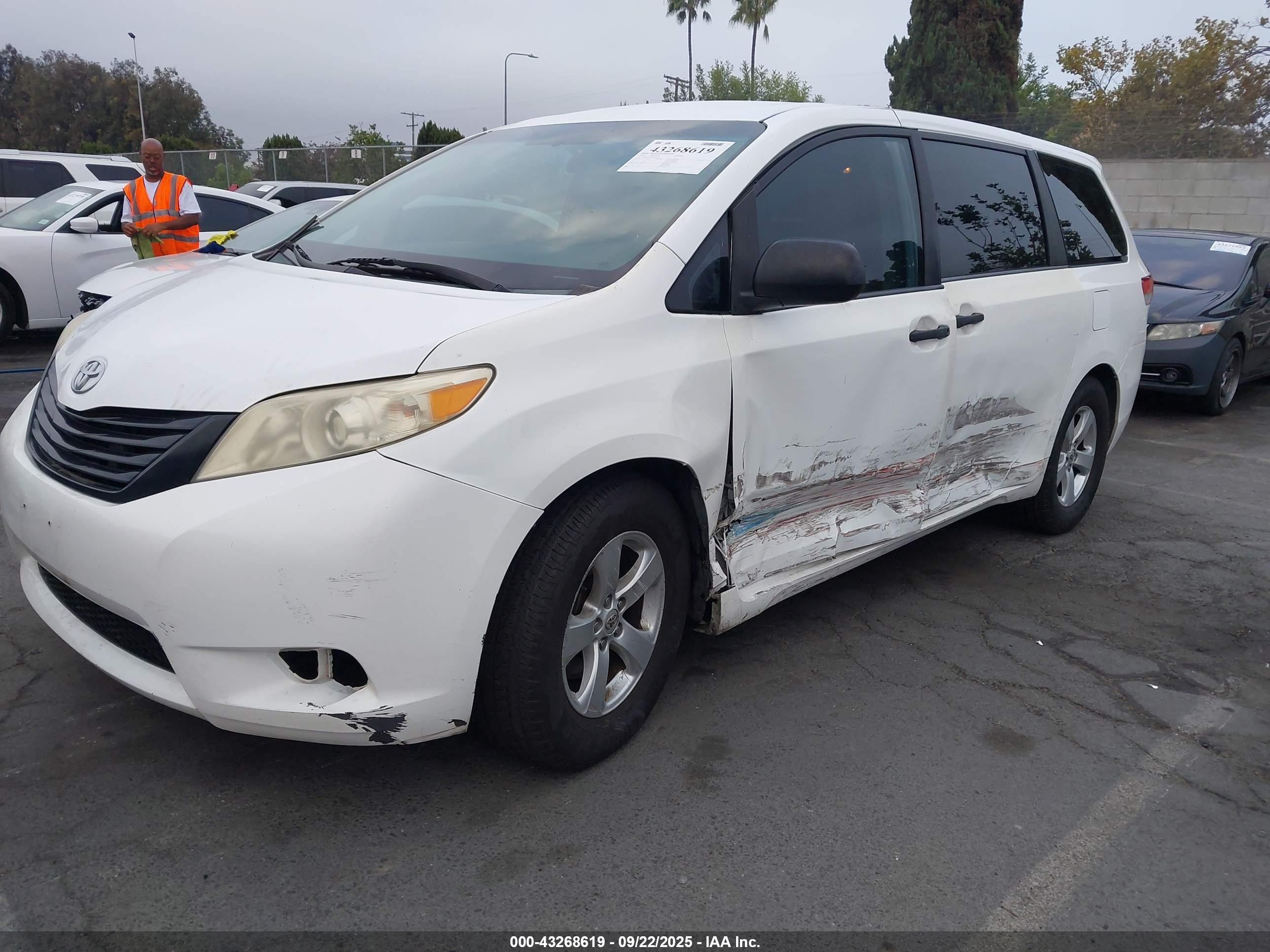 TOYOTA SIENNA image 2