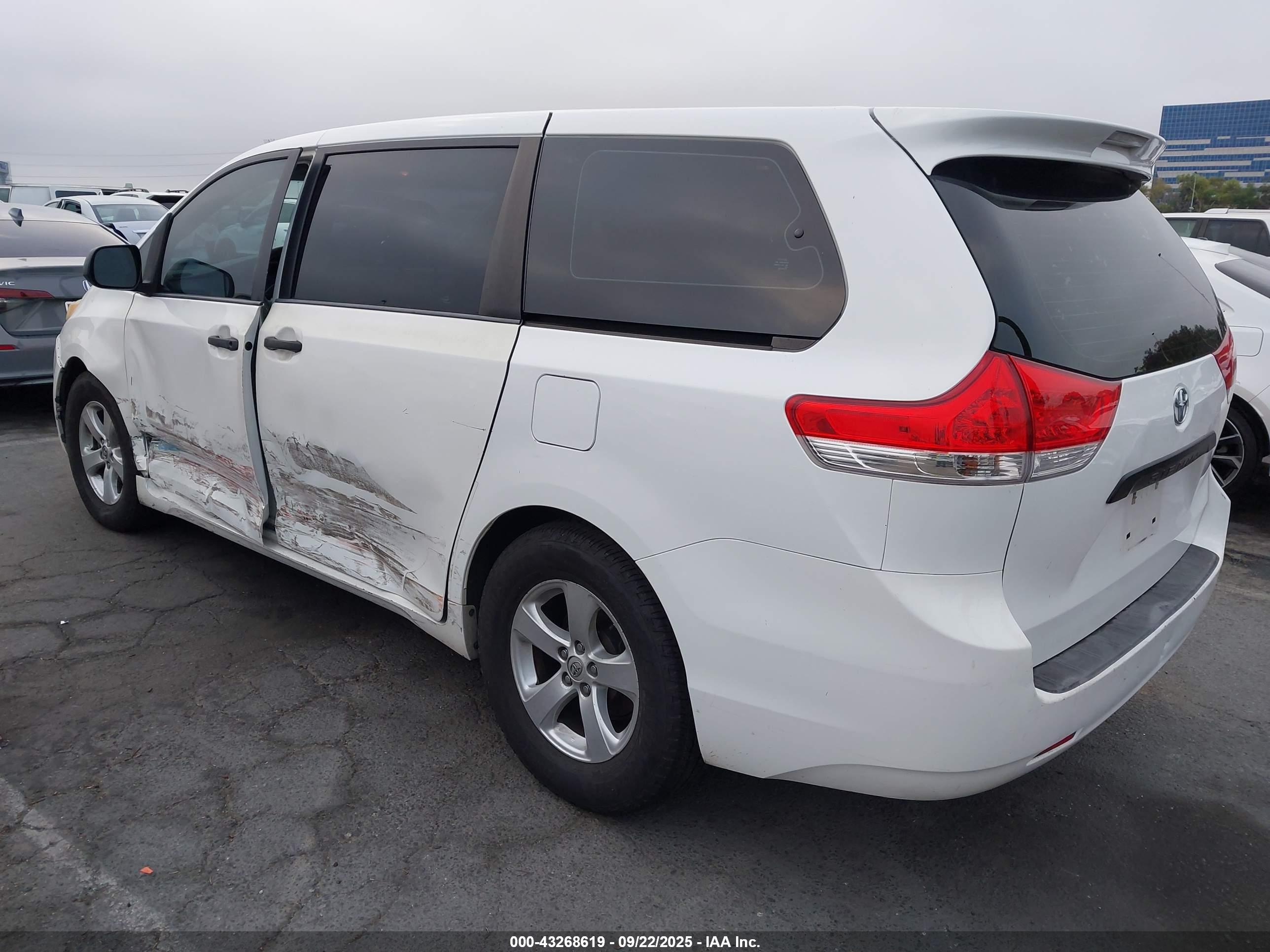 TOYOTA SIENNA image 3