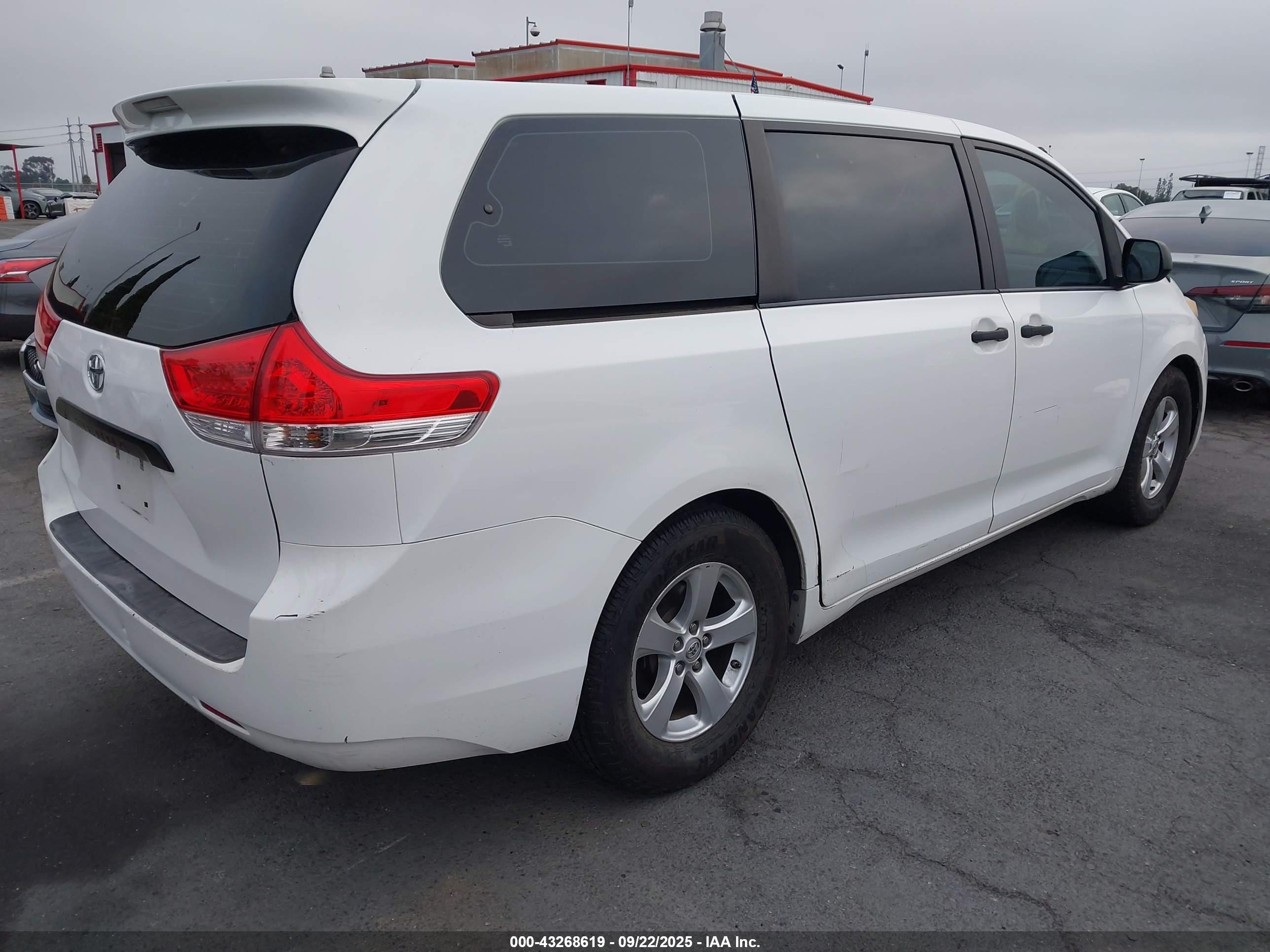 TOYOTA SIENNA image 4