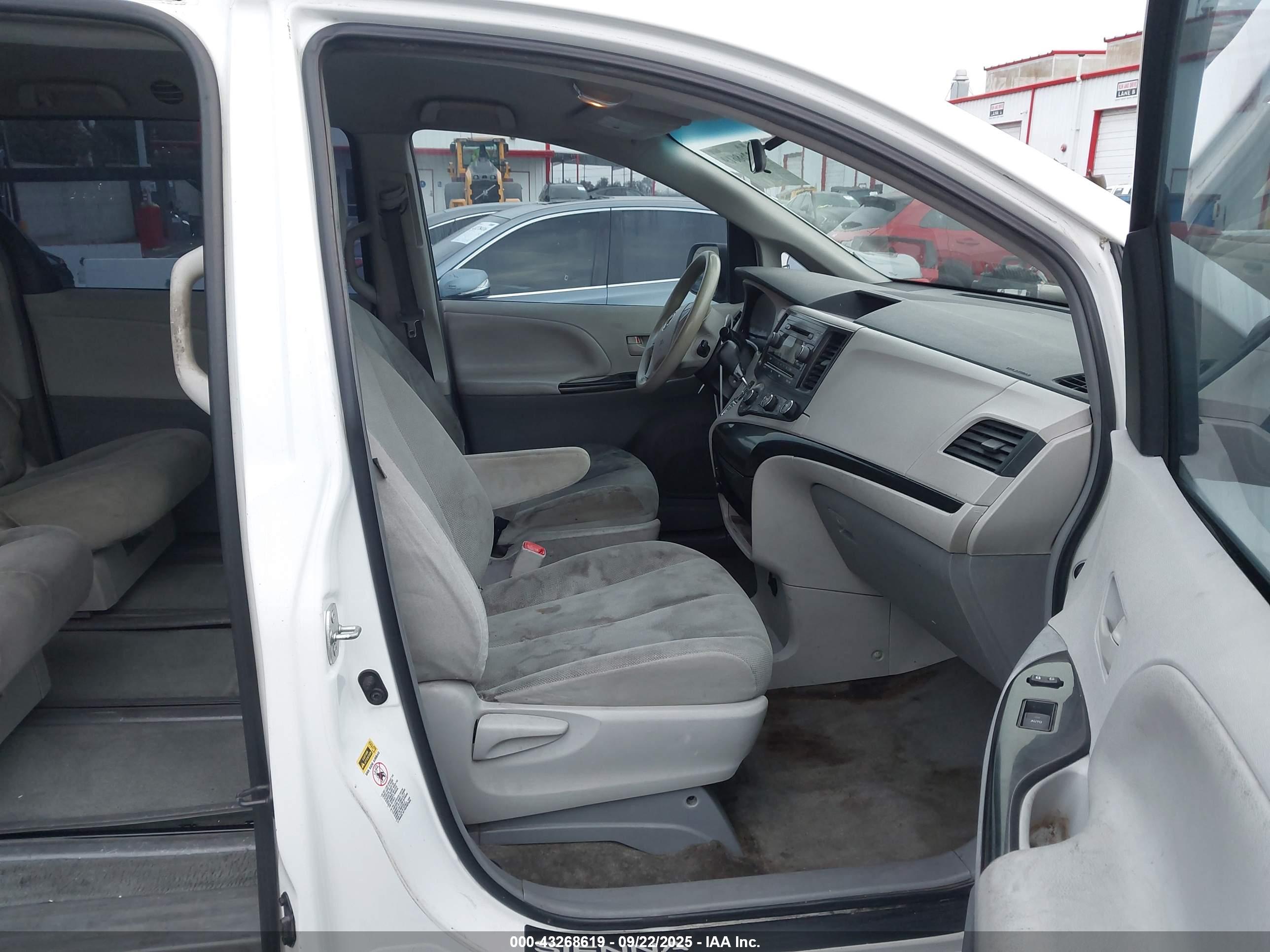 TOYOTA SIENNA image 5