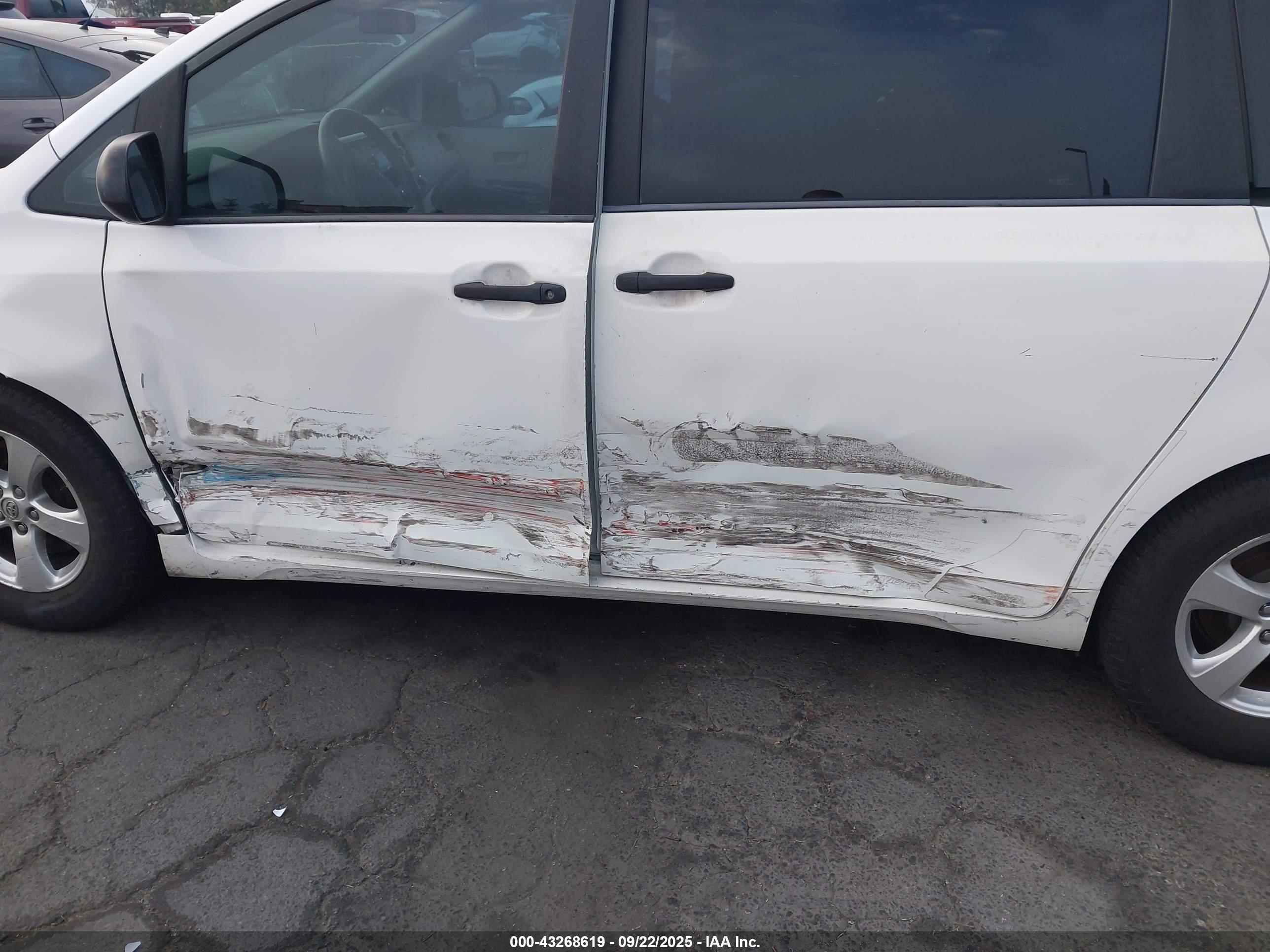 TOYOTA SIENNA image 6