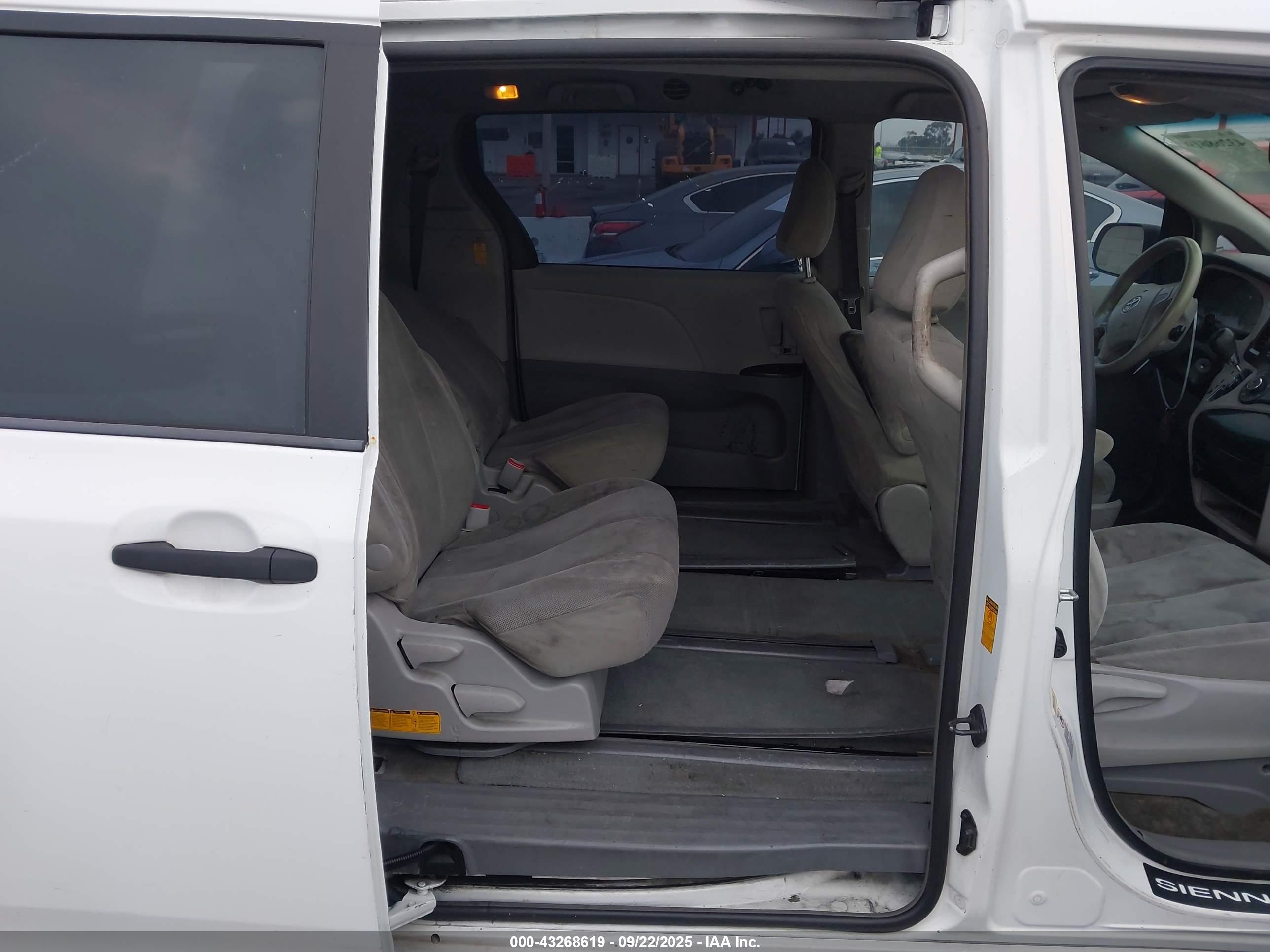 TOYOTA SIENNA image 8