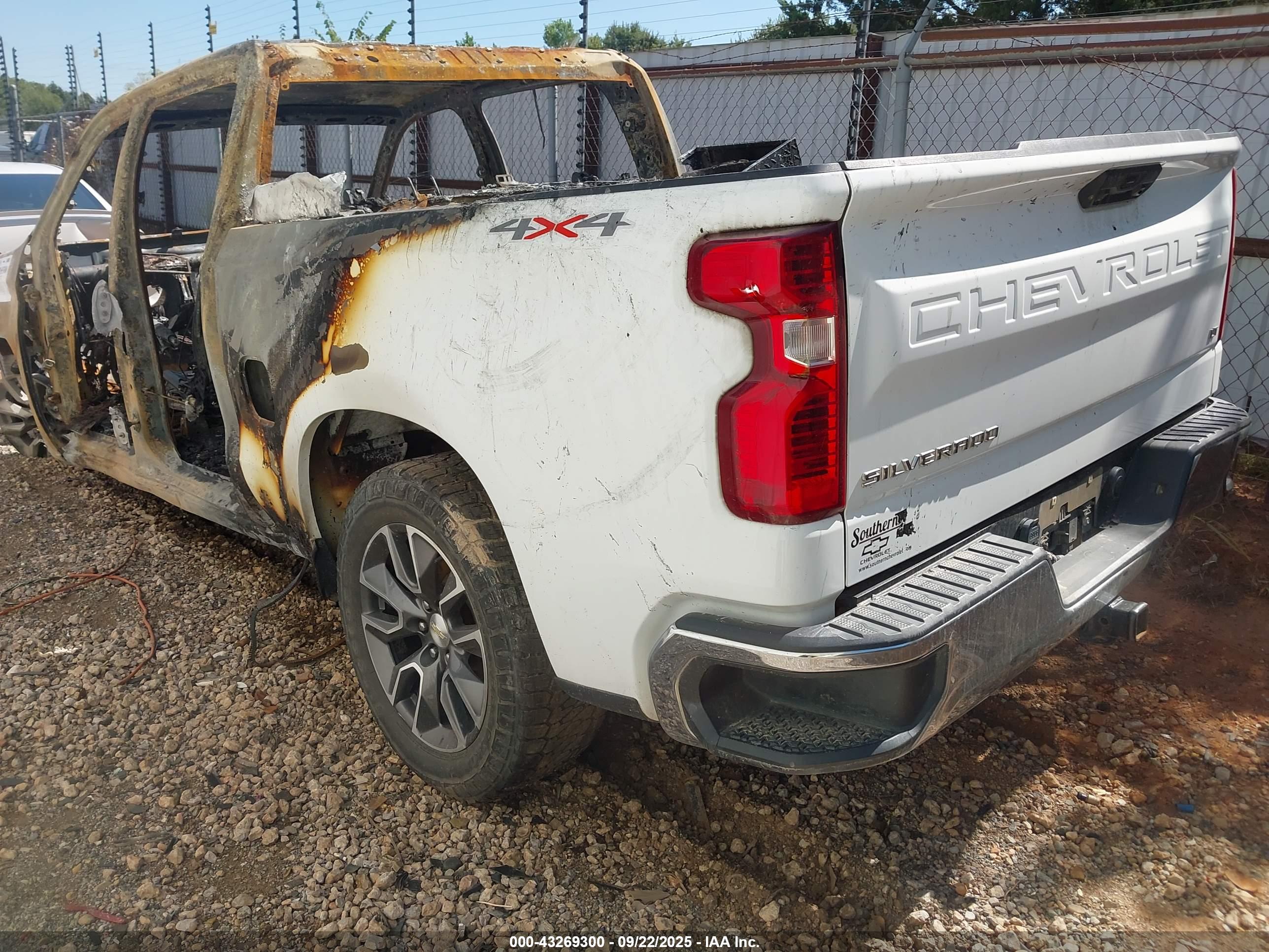 CHEVROLET SILVERADO image 3