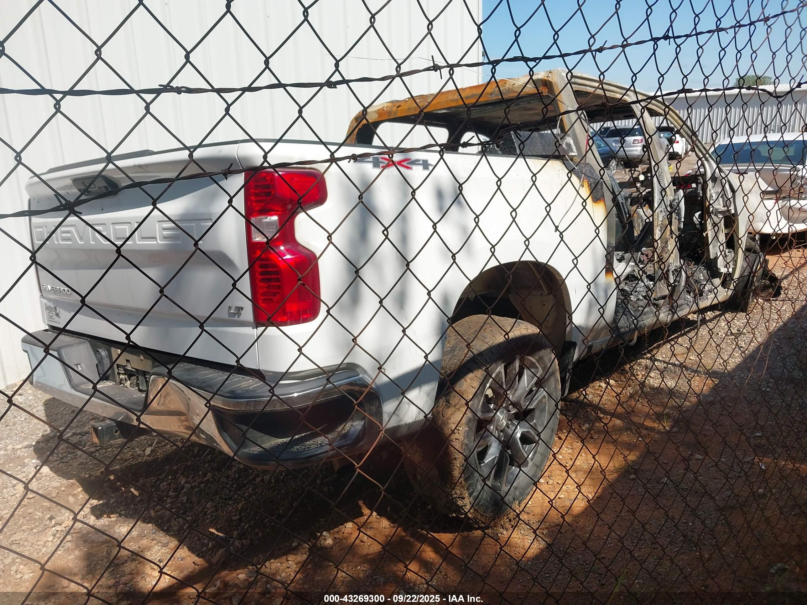 CHEVROLET SILVERADO image 4
