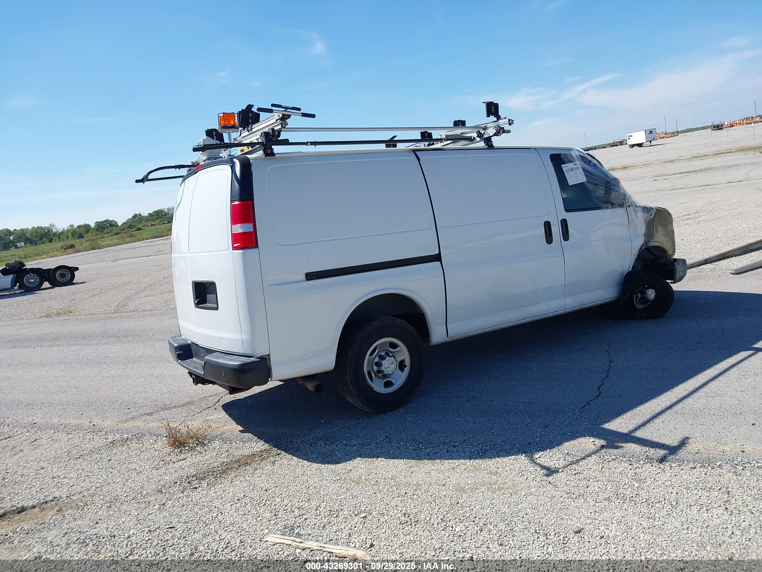 CHEVROLET EXPRESS image 4