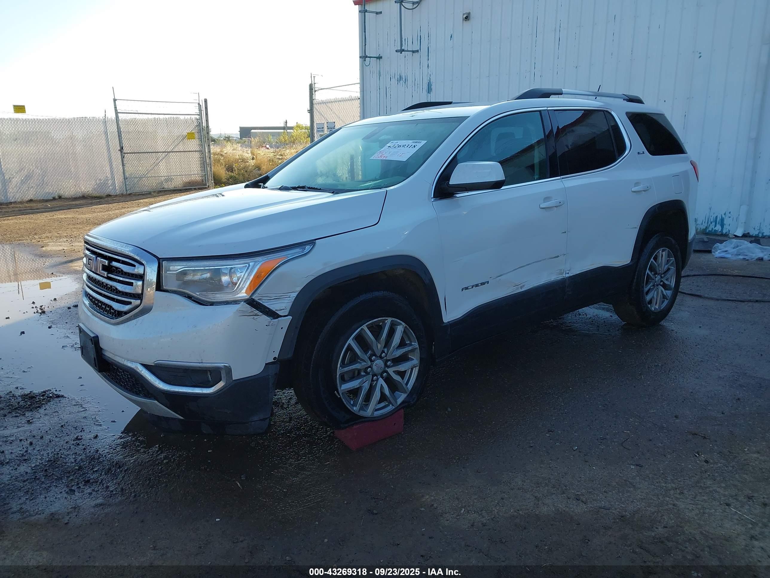 GMC ACADIA image 2