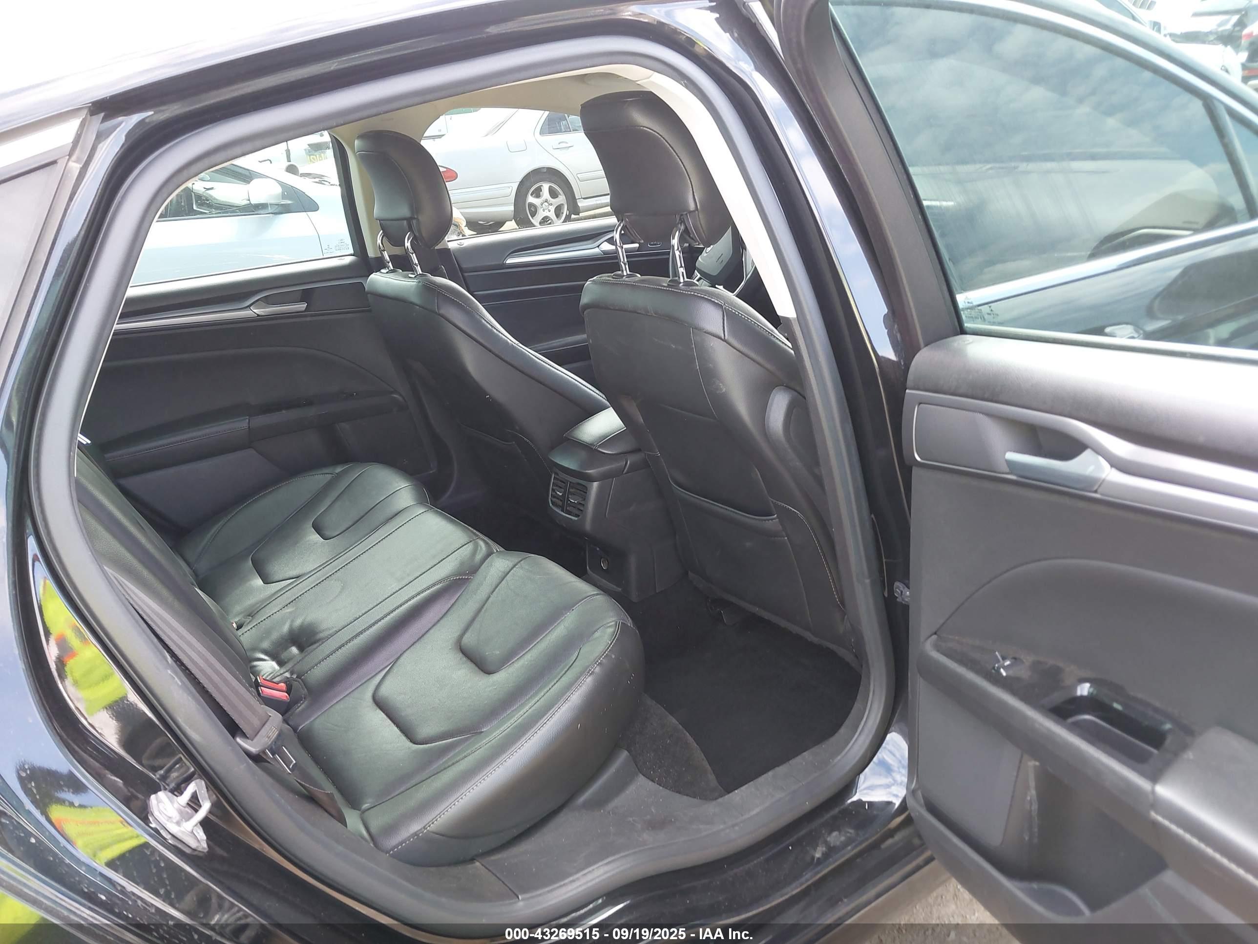 FORD FUSION image 8