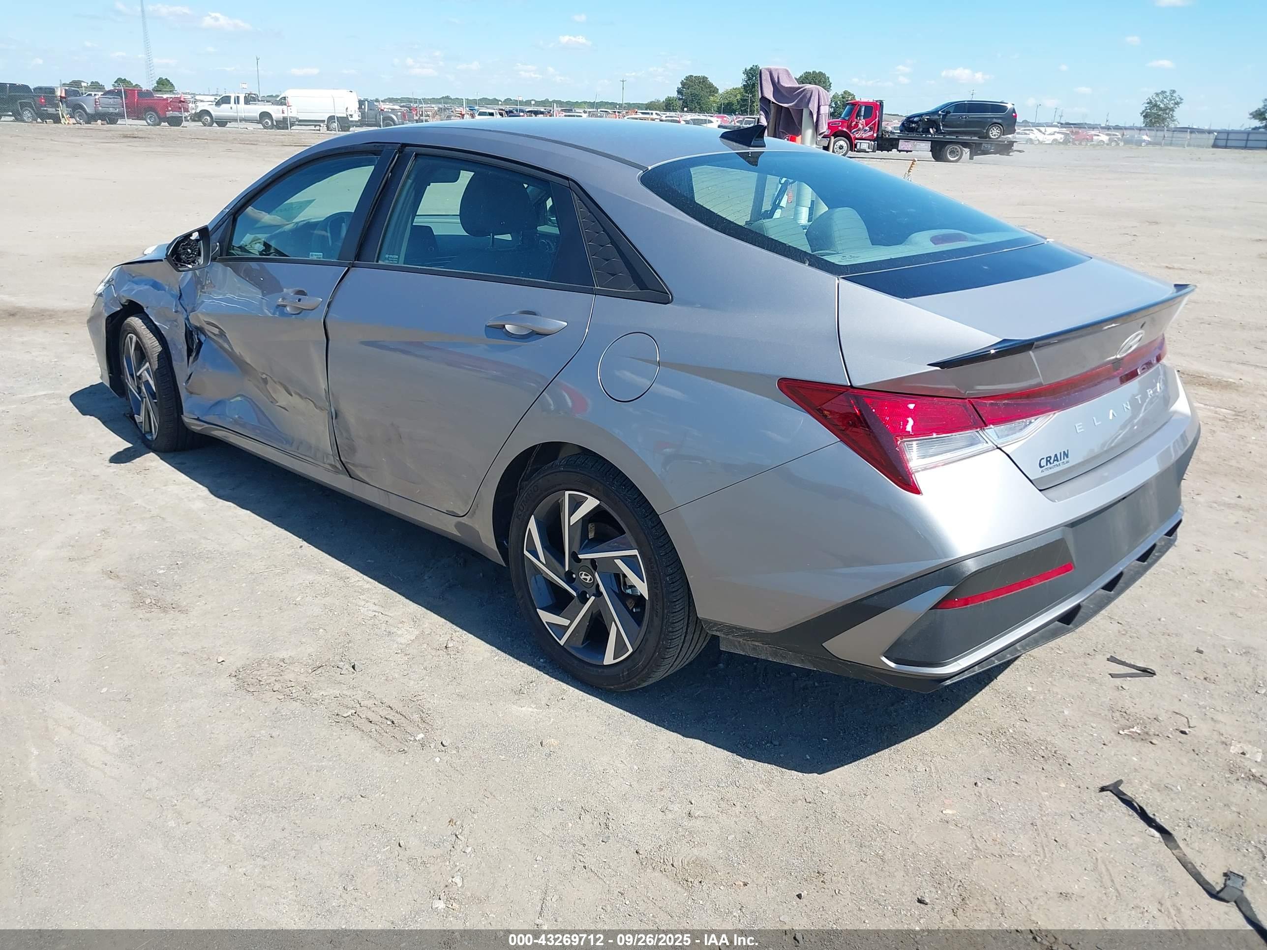 HYUNDAI ELANTRA image 3