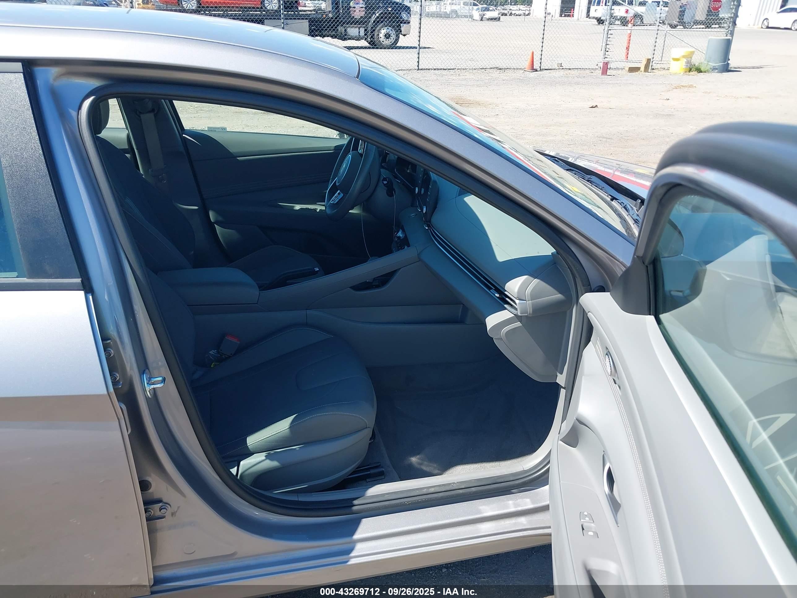 HYUNDAI ELANTRA image 5