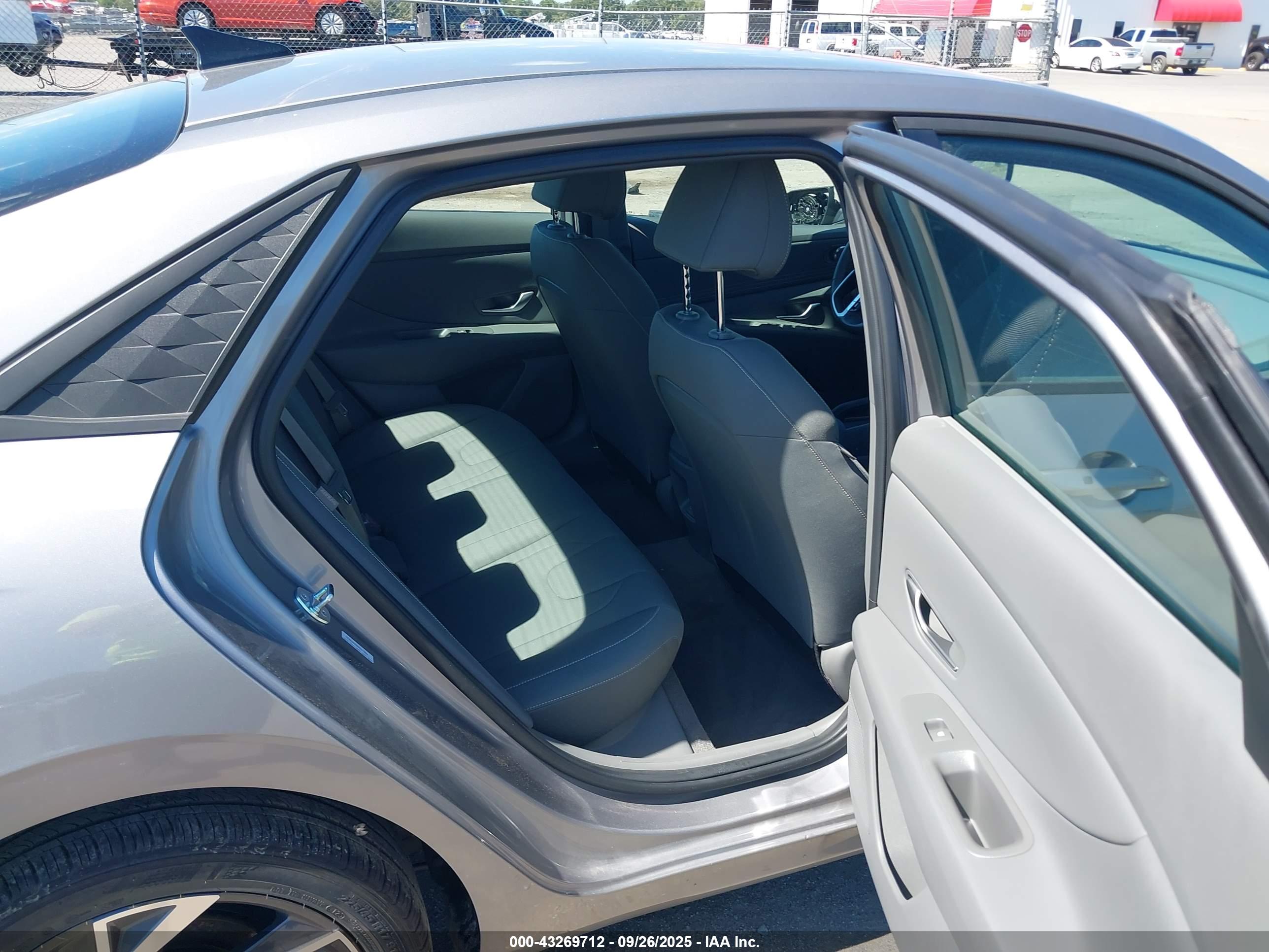 HYUNDAI ELANTRA image 8
