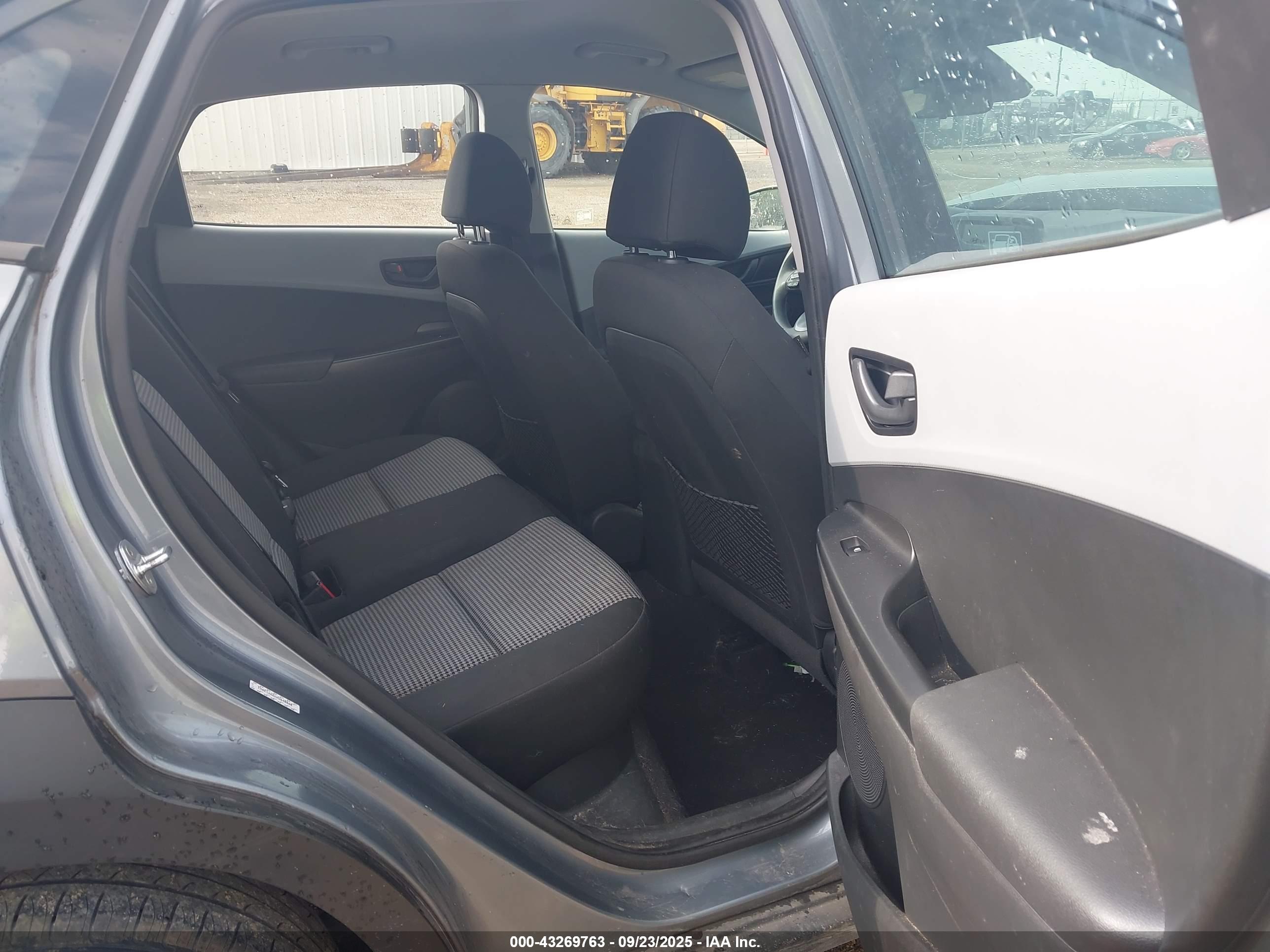 HYUNDAI KONA image 8