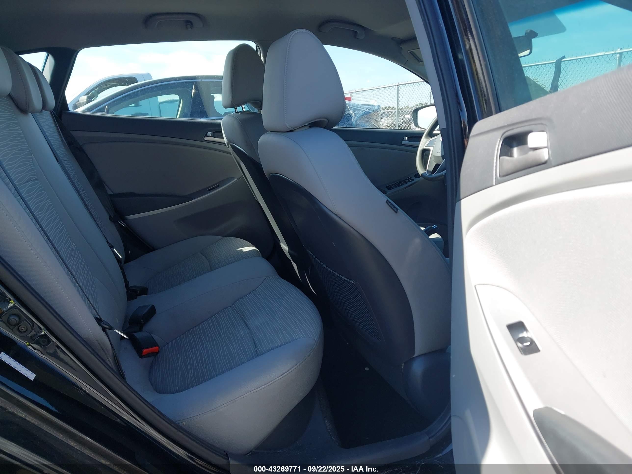 HYUNDAI ACCENT image 8