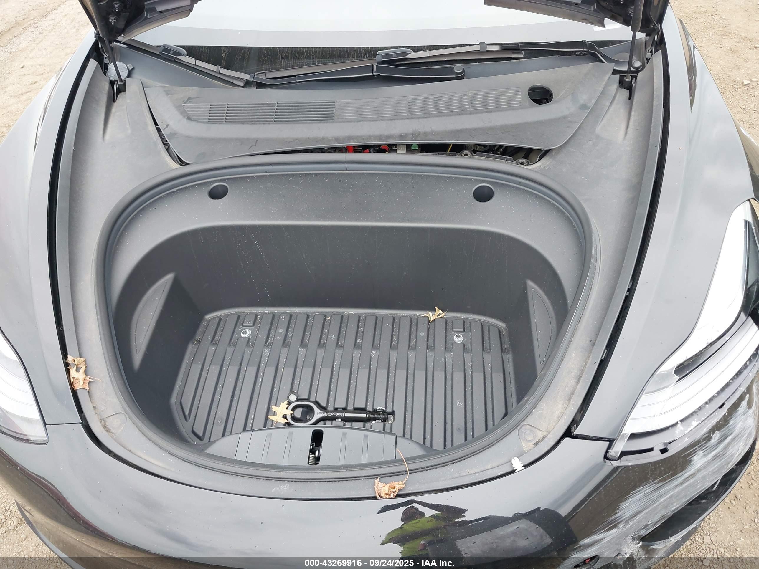 TESLA MODEL image 10